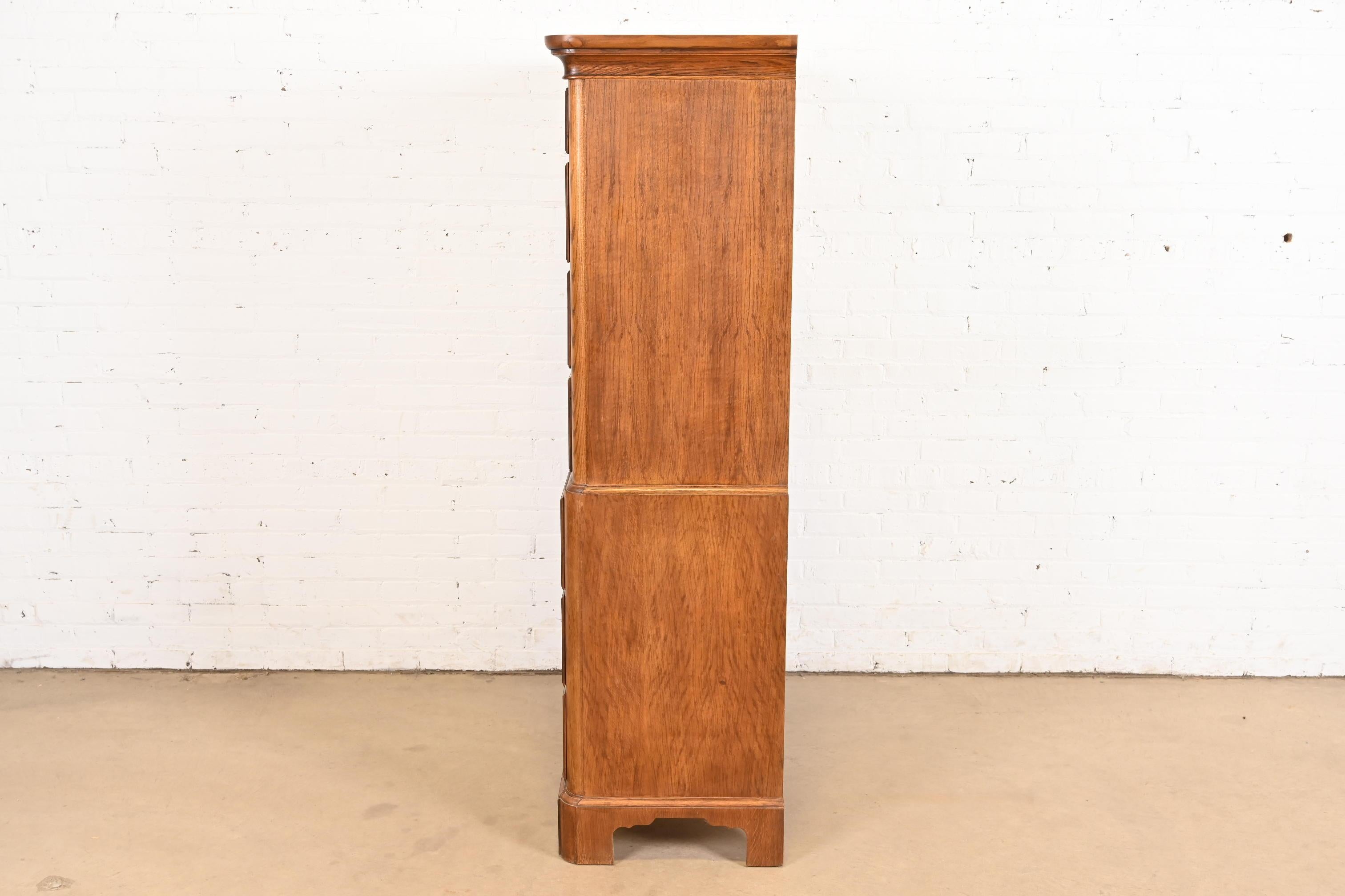 Baker Furniture Georgian Carved Oak, comò a otto cassetti Highboy in vendita 4