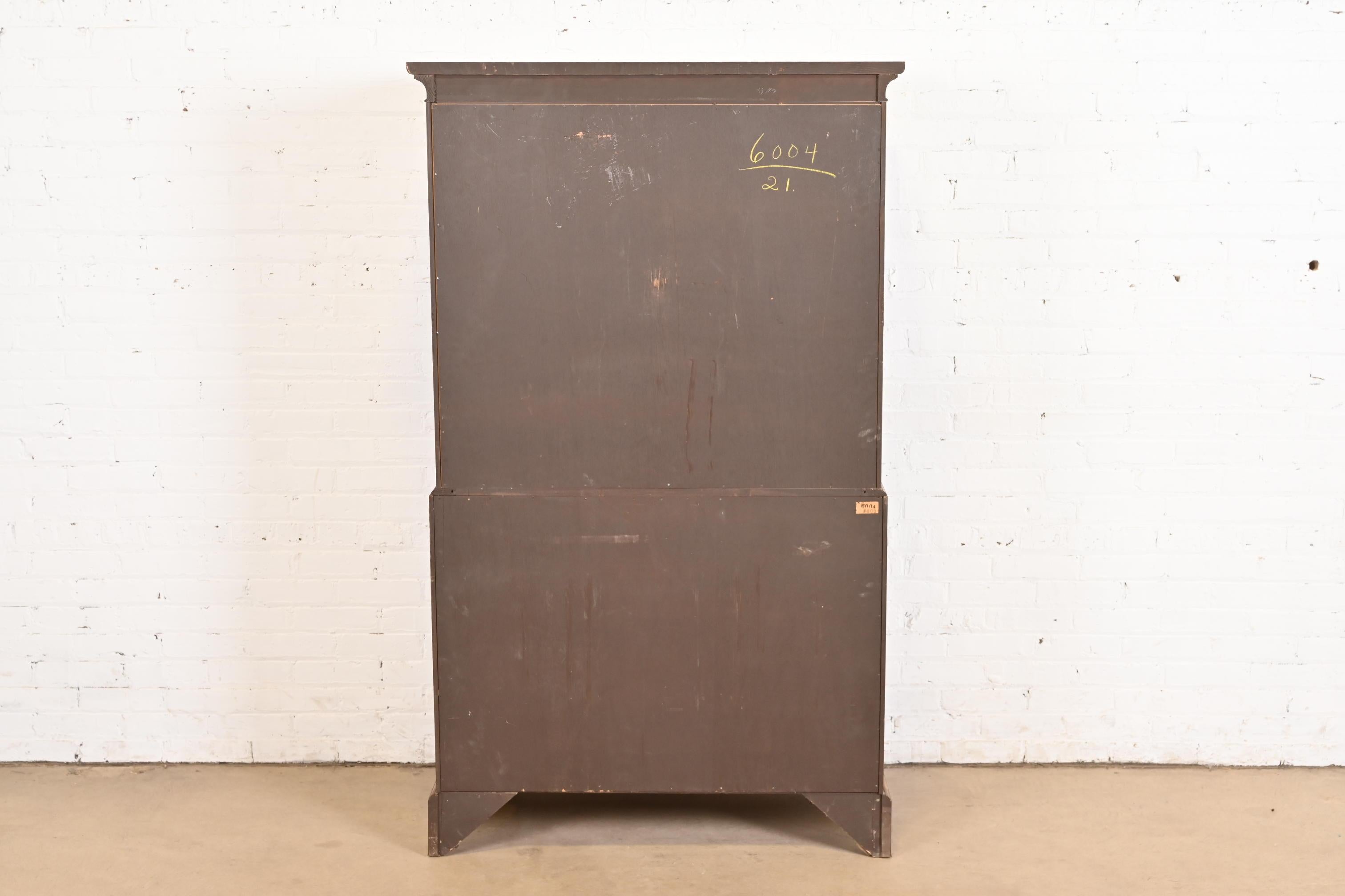 Baker Furniture Georgian Carved Oak, comò a otto cassetti Highboy in vendita 5