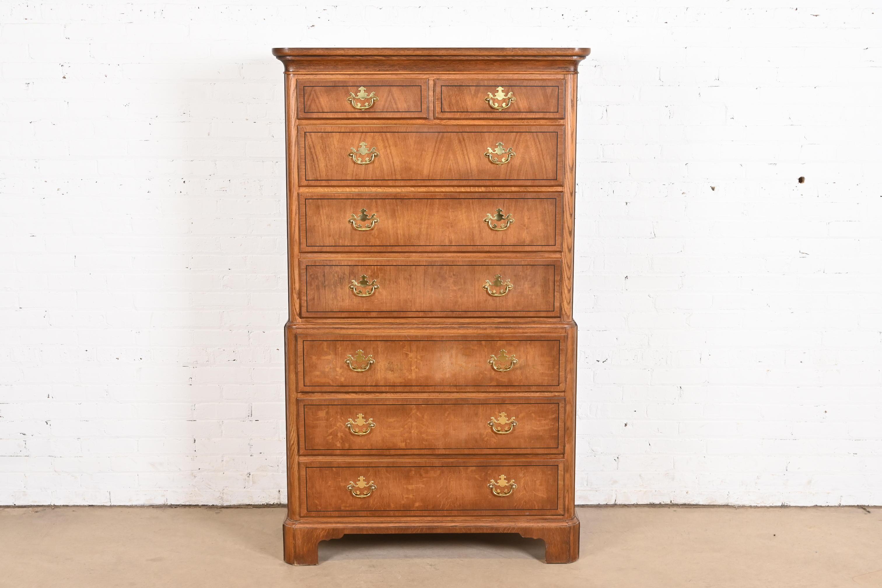 Georgiano Baker Furniture Georgian Carved Oak, comò a otto cassetti Highboy in vendita