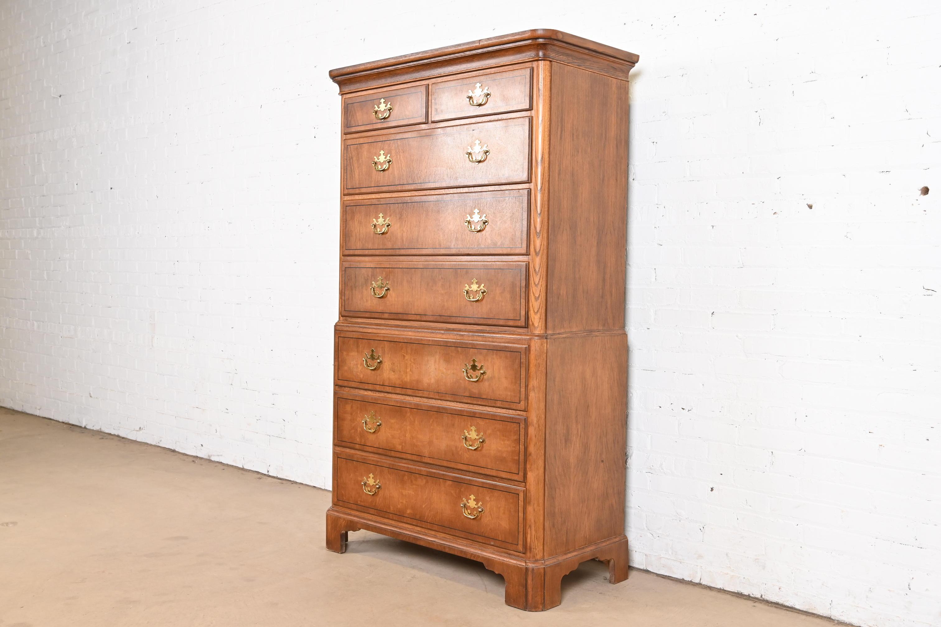 Americano Baker Furniture Georgian Carved Oak, comò a otto cassetti Highboy in vendita