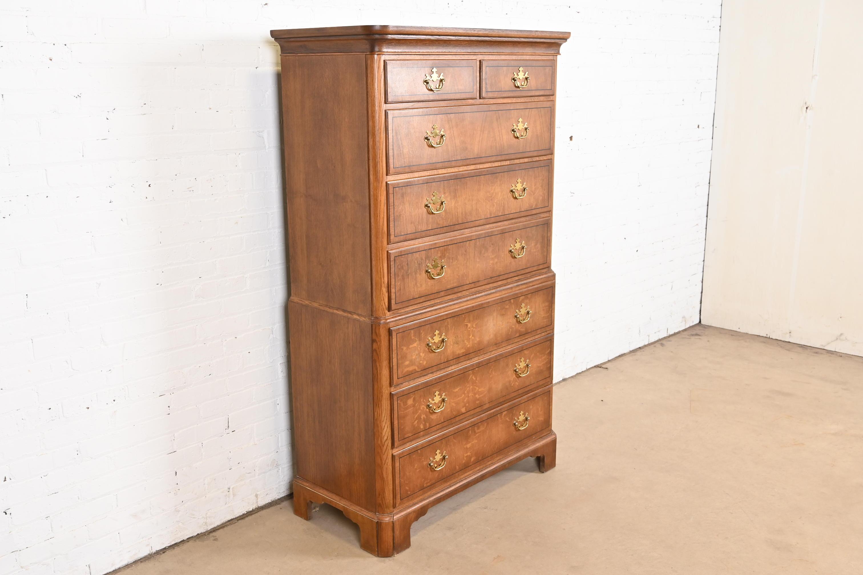 Baker Furniture Georgian Carved Oak, comò a otto cassetti Highboy In condizioni buone in vendita a South Bend, IN