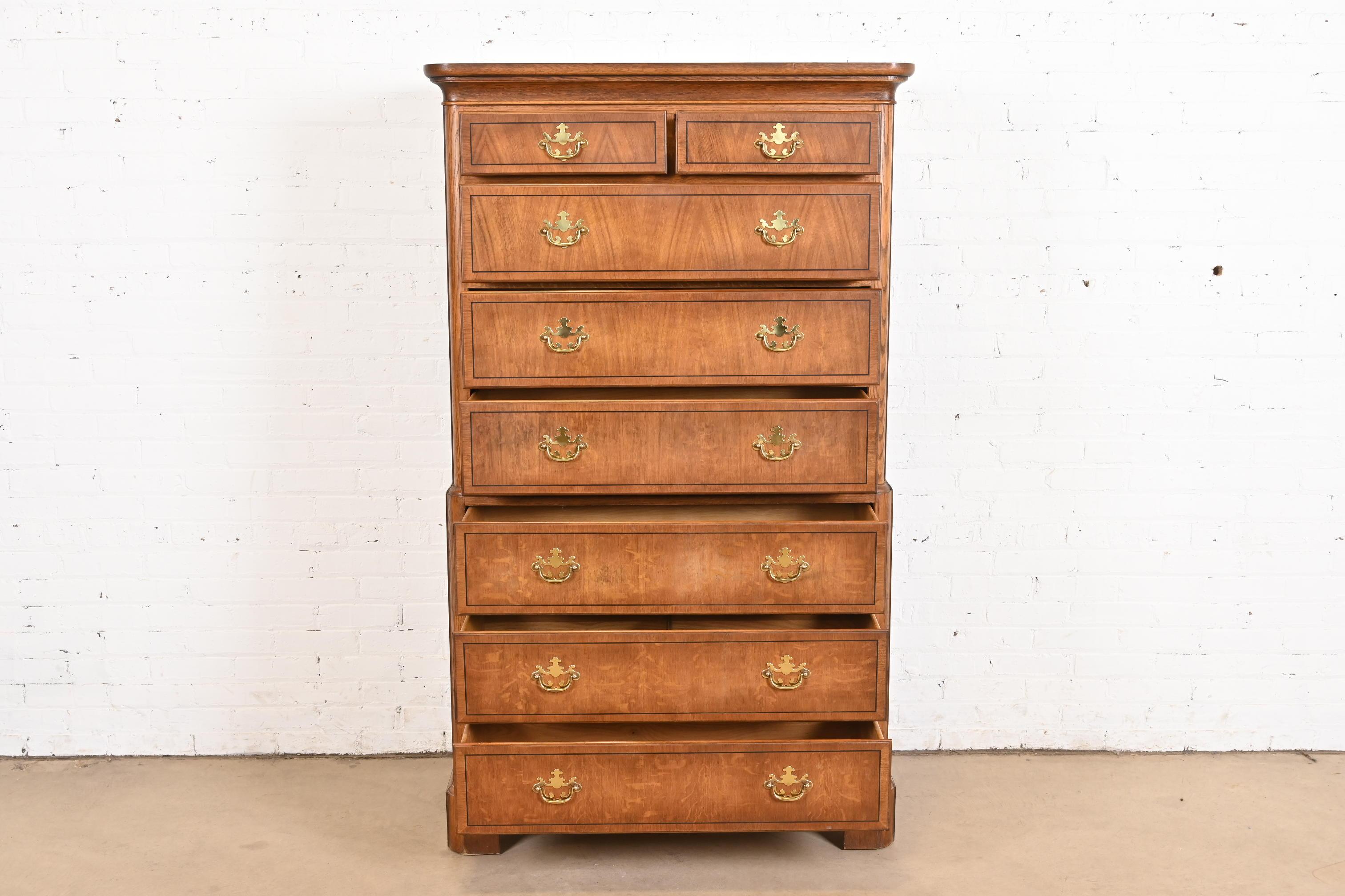 Fine XX secolo Baker Furniture Georgian Carved Oak, comò a otto cassetti Highboy in vendita