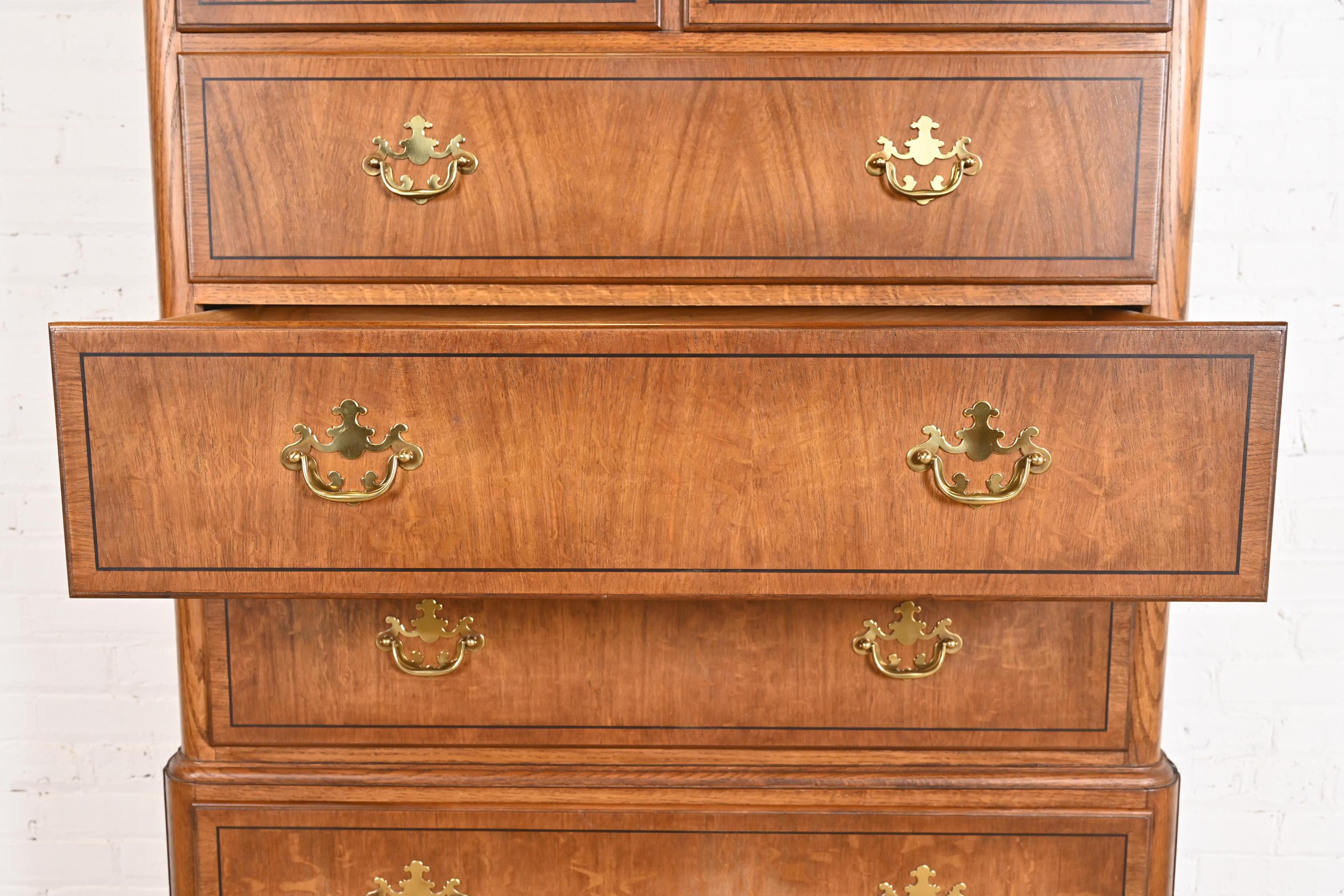 Ottone Baker Furniture Georgian Carved Oak, comò a otto cassetti Highboy in vendita