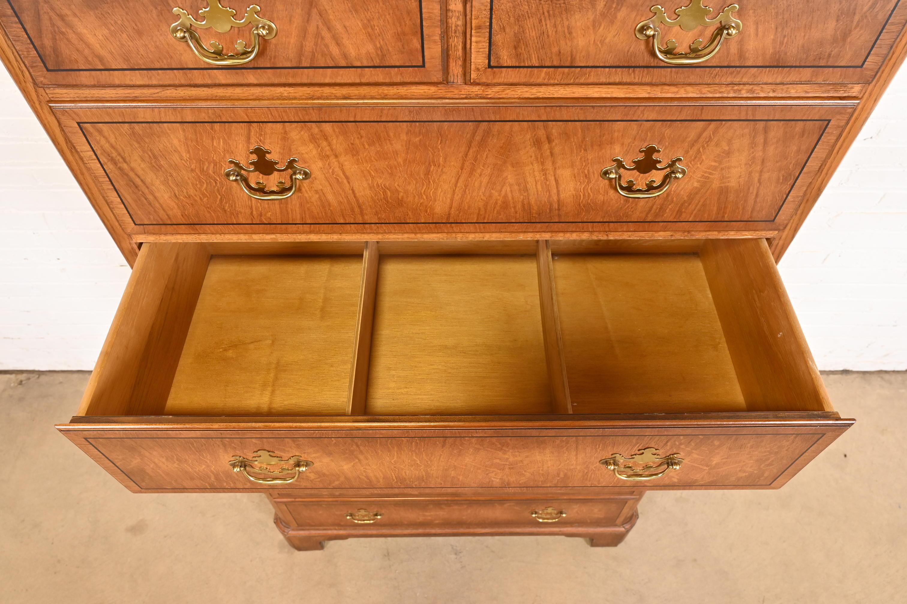 Baker Furniture Georgian Carved Oak, comò a otto cassetti Highboy in vendita 1