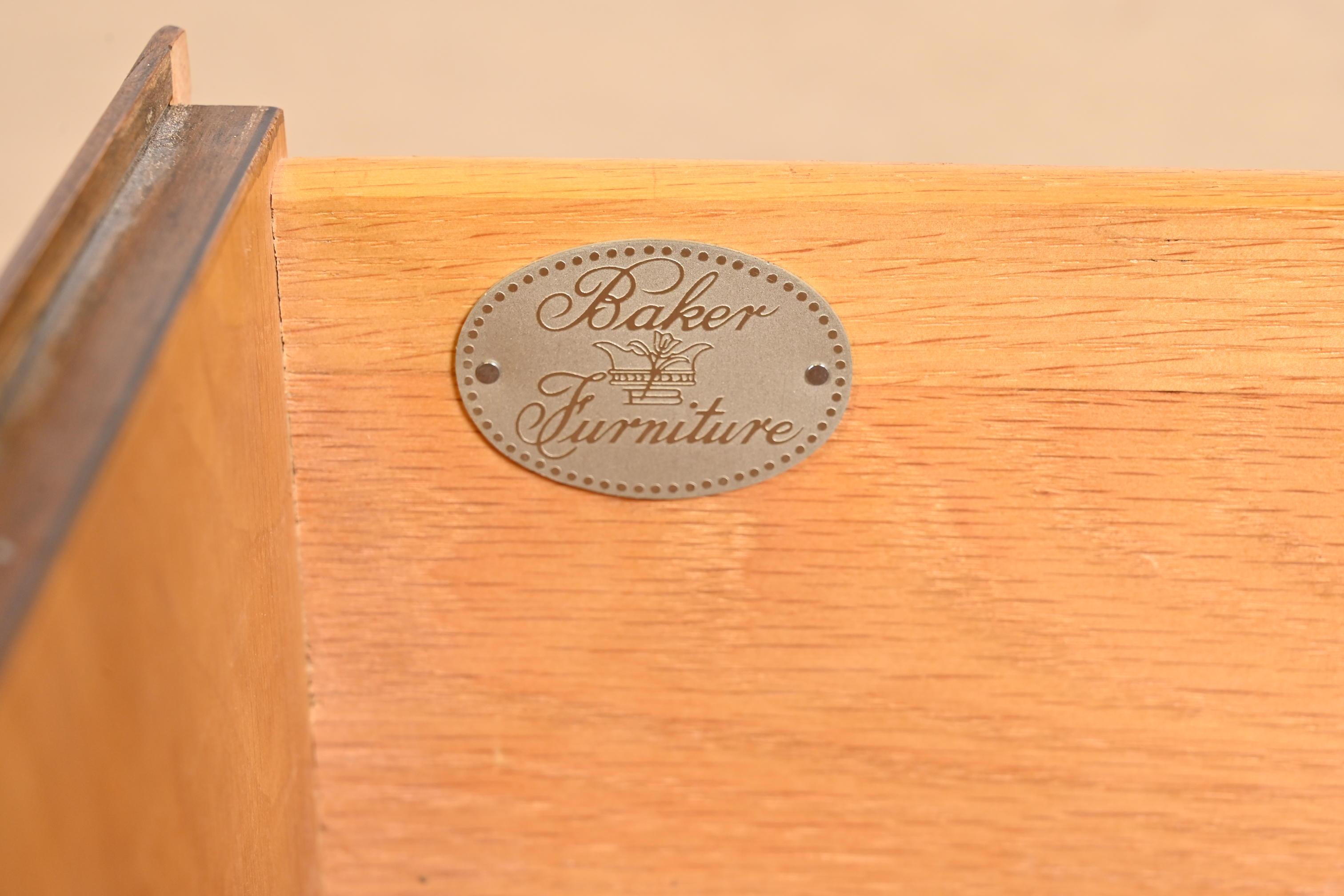 Baker Furniture Georgian Carved Oak, comò a otto cassetti Highboy in vendita 2