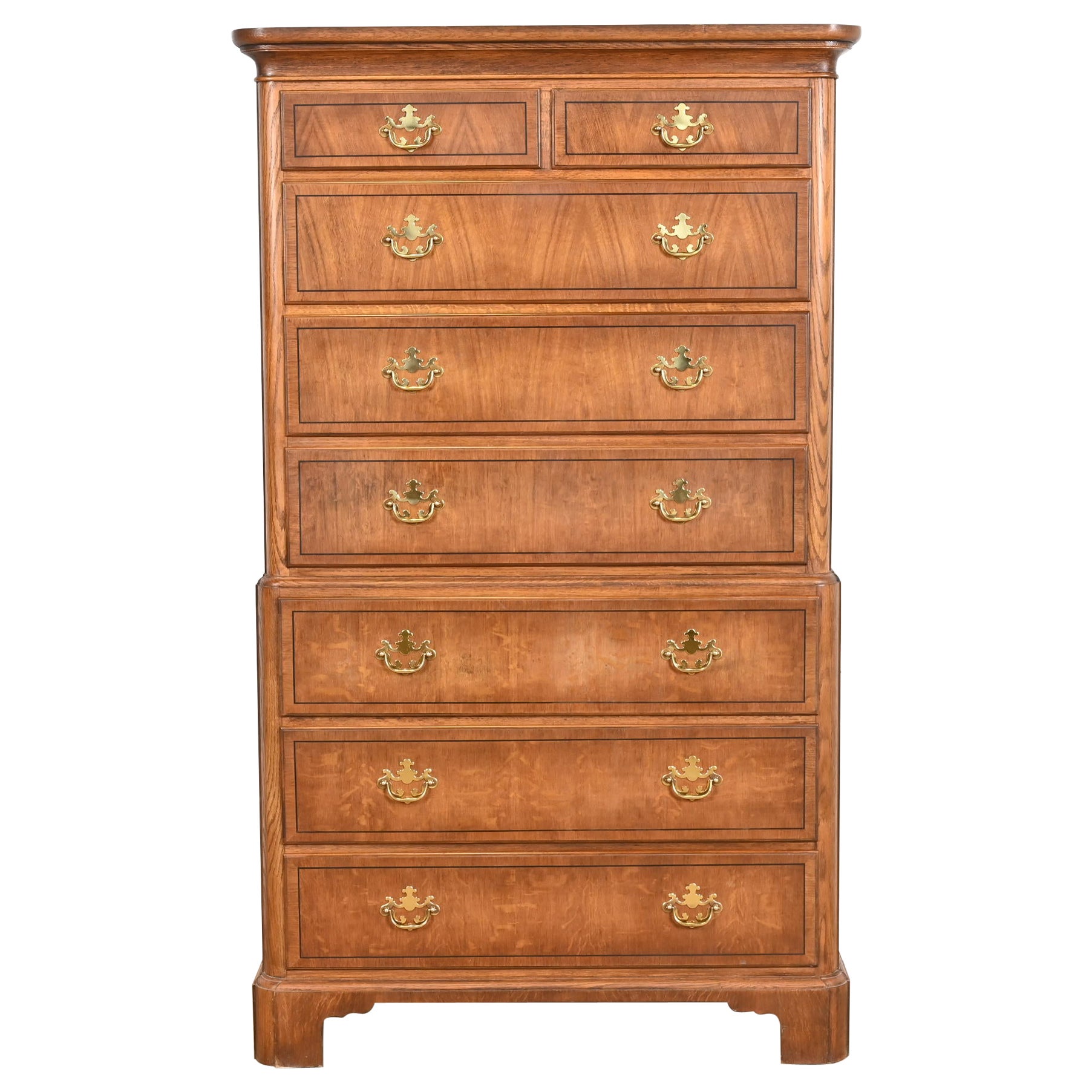 Baker Furniture commode haute à huit tiroirs en chêne sculpté de style géorgien