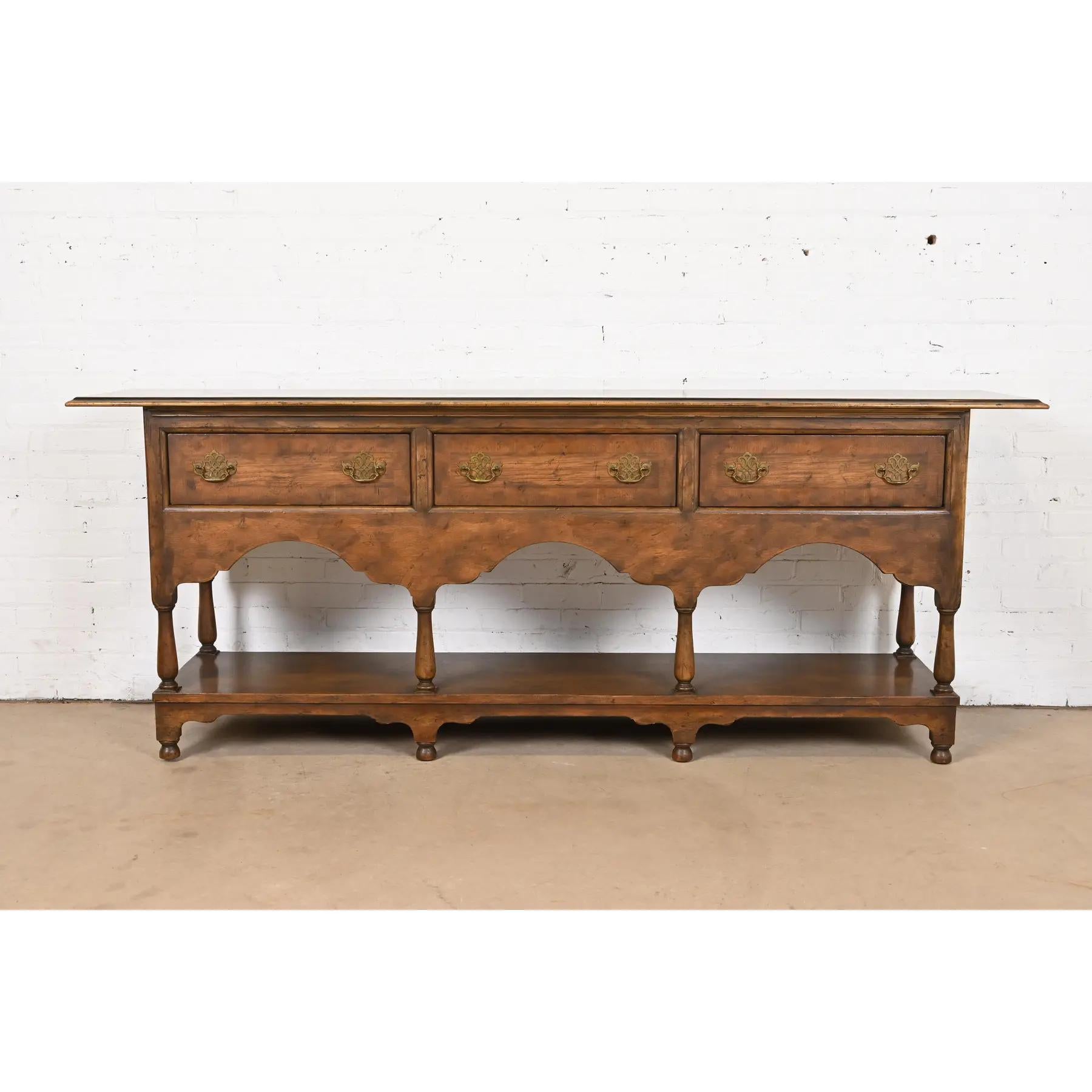 A gorgeous Georgian style sideboard buffet, credenza, or console table

By Baker Furniture

USA, Circa 1960s

Carved oak, with original brass hardware.

Measures: 87.13