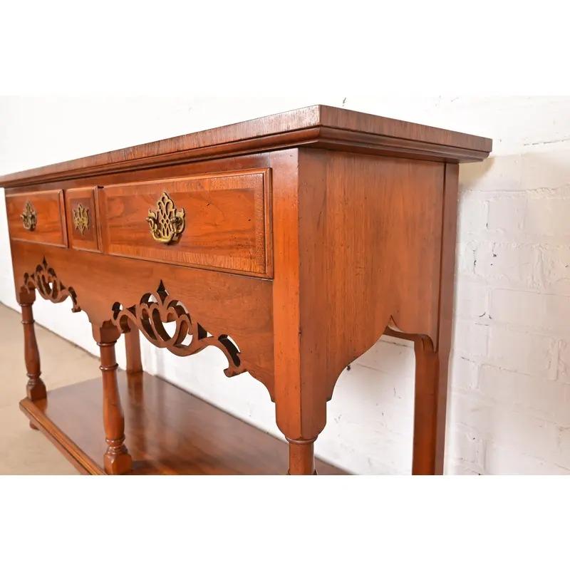 Baker Furniture Georgian geschnitzt Nussbaum Sideboard Buffet oder Konsole Tisch im Angebot 4