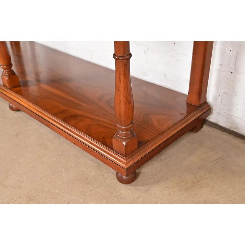 Baker Furniture Georgian geschnitzt Nussbaum Sideboard Buffet oder Konsole Tisch im Angebot 5