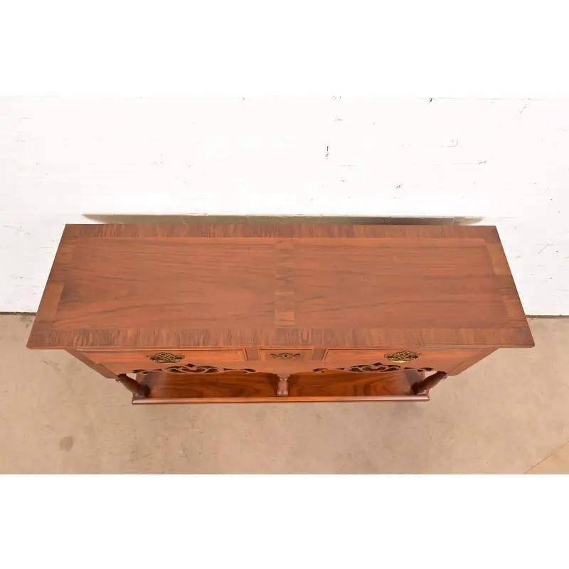Baker Furniture Georgian geschnitzt Nussbaum Sideboard Buffet oder Konsole Tisch im Angebot 6