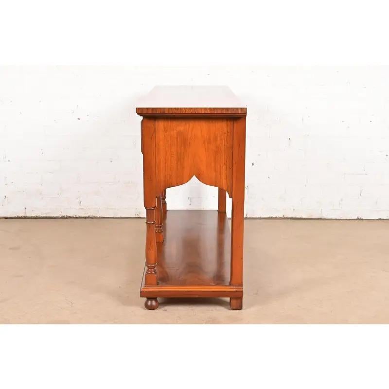 Baker Furniture Georgian geschnitzt Nussbaum Sideboard Buffet oder Konsole Tisch im Angebot 7