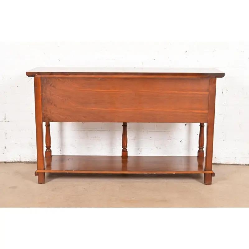 Baker Furniture Georgian geschnitzt Nussbaum Sideboard Buffet oder Konsole Tisch im Angebot 8