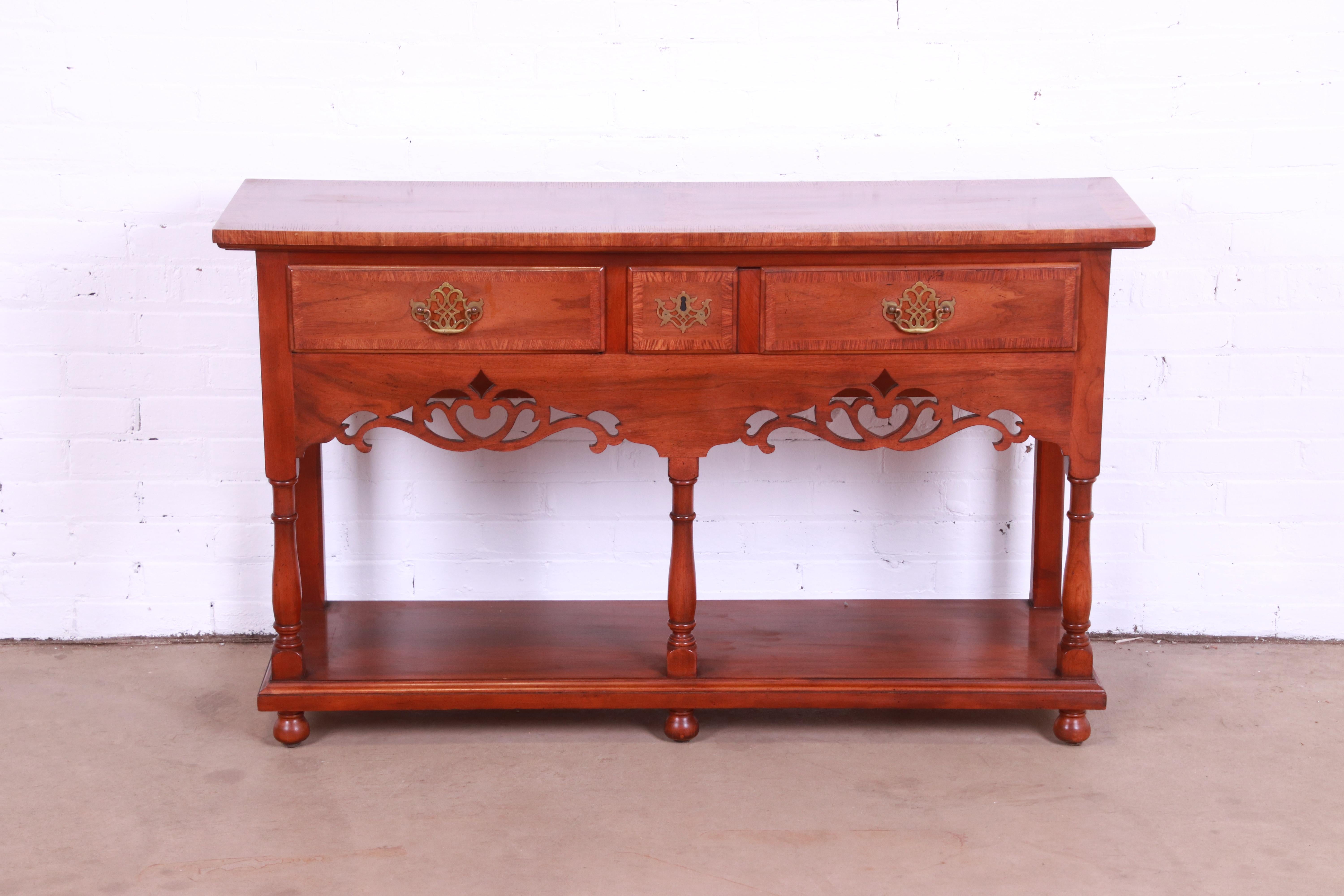 A gorgeous Georgian style sideboard buffet, credenza, or console table

By Baker Furniture

USA, Circa 1980s

Carved walnut, with original brass hardware.

Measures: 51