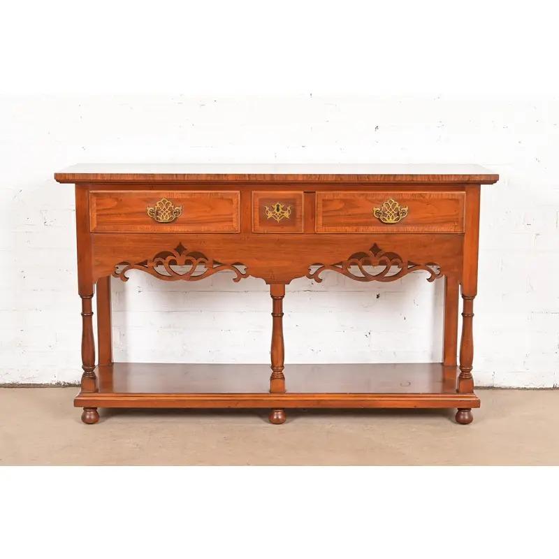 Ein prächtiges Buffet, eine Kredenz, ein Konsolentisch oder ein Sofatisch im georgianischen oder Chippendale-Stil

Von Baker Furniture

USA, ca. 1980er Jahre

Geschnitzter Nussbaum, mit originalen Messingbeschlägen.

Maße: 51 