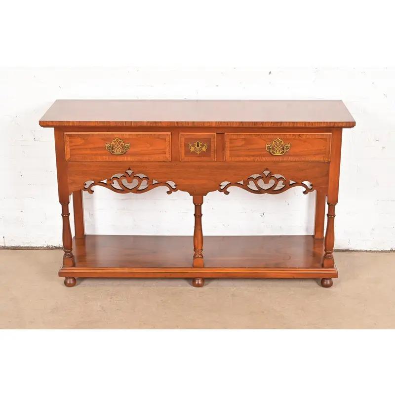 Baker Furniture Georgian geschnitzt Nussbaum Sideboard Buffet oder Konsole Tisch (Chippendale) im Angebot