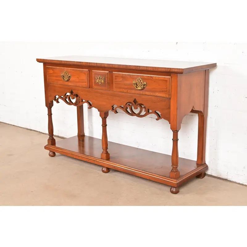 Baker Furniture Georgian geschnitzt Nussbaum Sideboard Buffet oder Konsole Tisch (amerikanisch) im Angebot