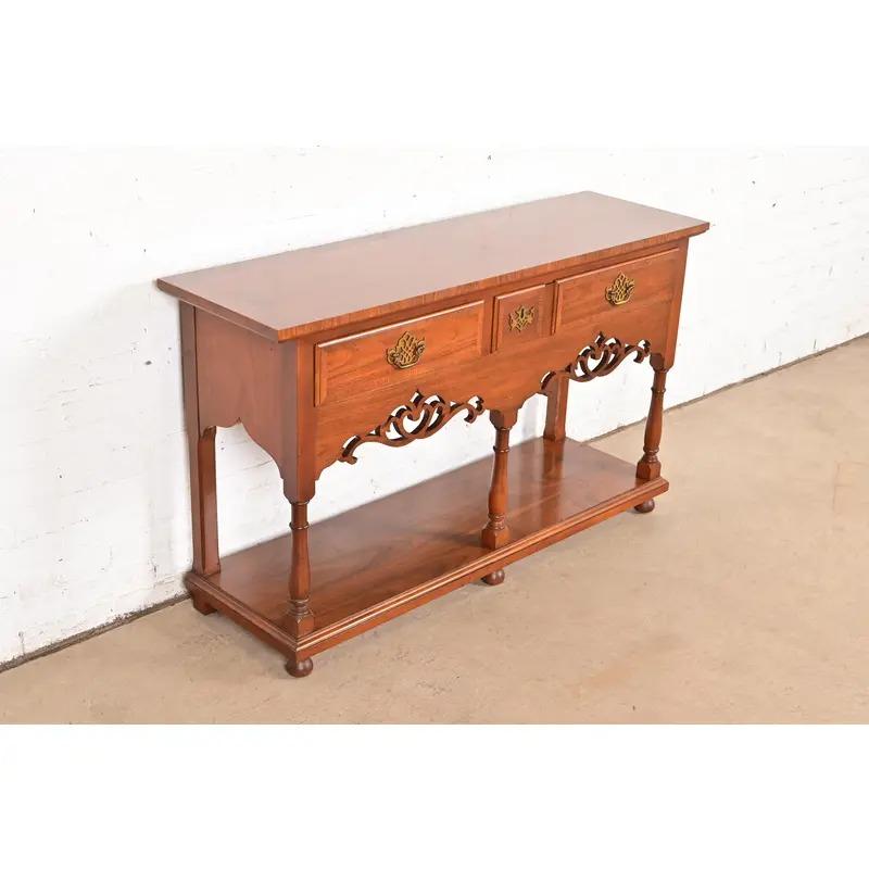 Baker Furniture Georgian geschnitzt Nussbaum Sideboard Buffet oder Konsole Tisch im Zustand „Gut“ im Angebot in South Bend, IN