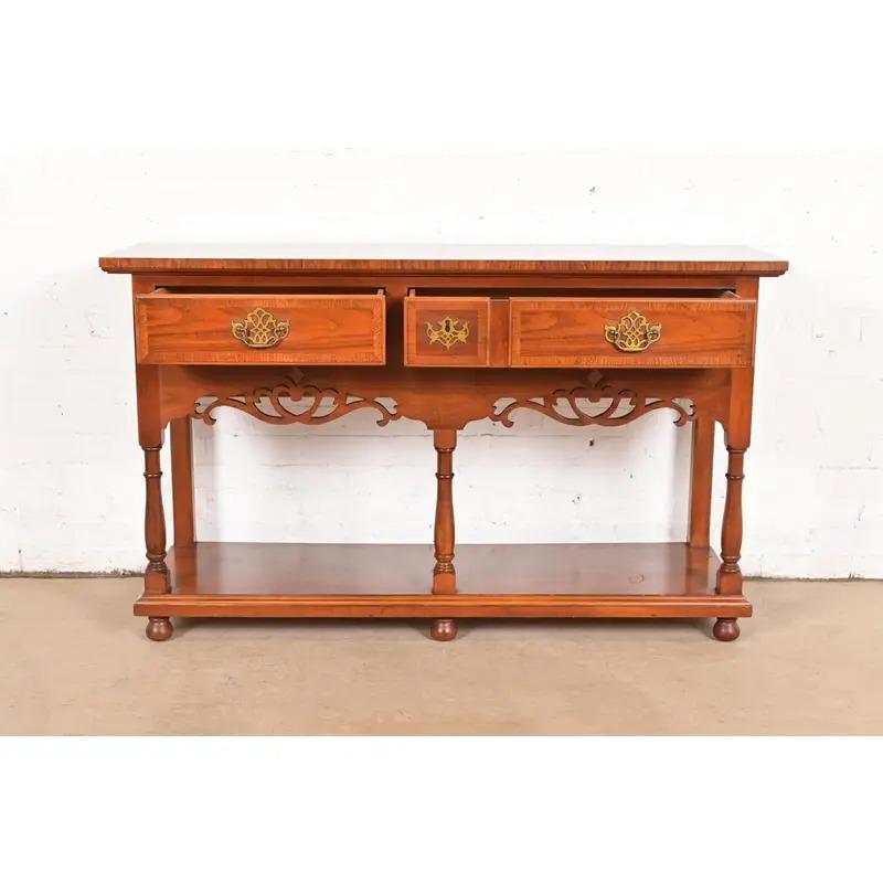 Baker Furniture Georgian geschnitzt Nussbaum Sideboard Buffet oder Konsole Tisch (Ende des 20. Jahrhunderts) im Angebot
