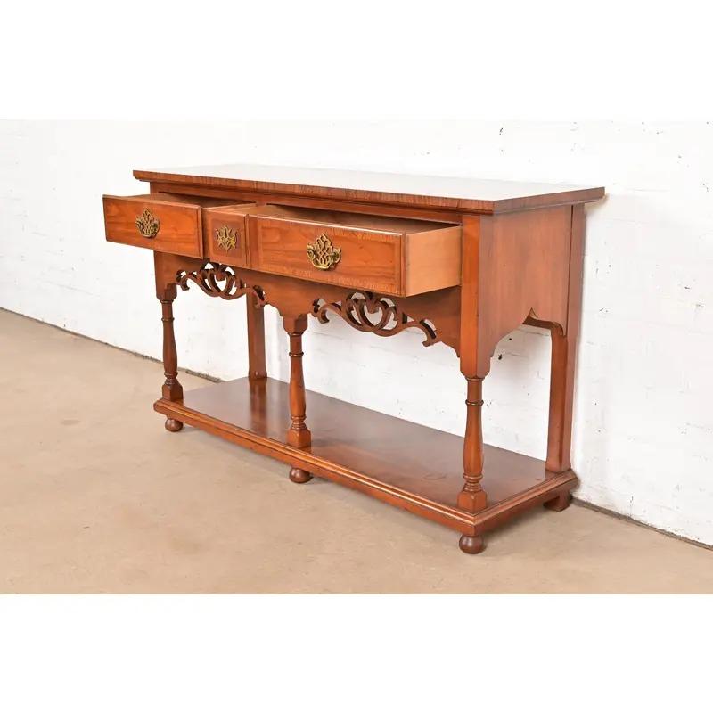Baker Furniture Georgian geschnitzt Nussbaum Sideboard Buffet oder Konsole Tisch (Messing) im Angebot