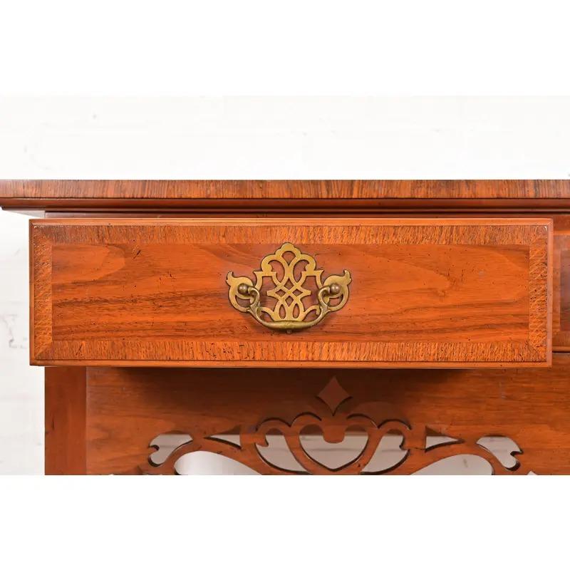Baker Furniture Georgian geschnitzt Nussbaum Sideboard Buffet oder Konsole Tisch im Angebot 1