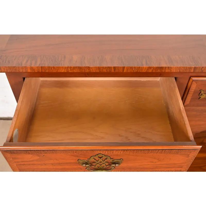 Baker Furniture Georgian geschnitzt Nussbaum Sideboard Buffet oder Konsole Tisch im Angebot 2