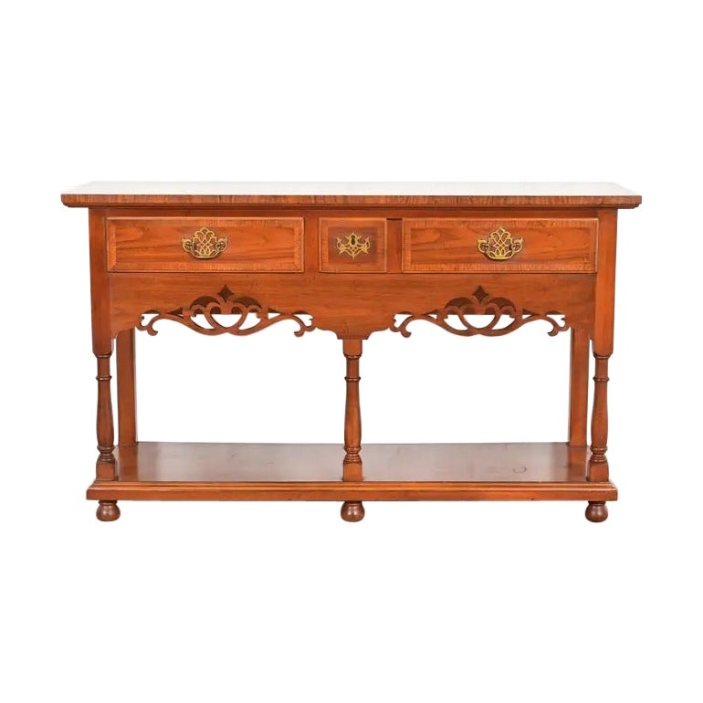 Baker Furniture Georgian geschnitzt Nussbaum Sideboard Buffet oder Konsole Tisch im Angebot
