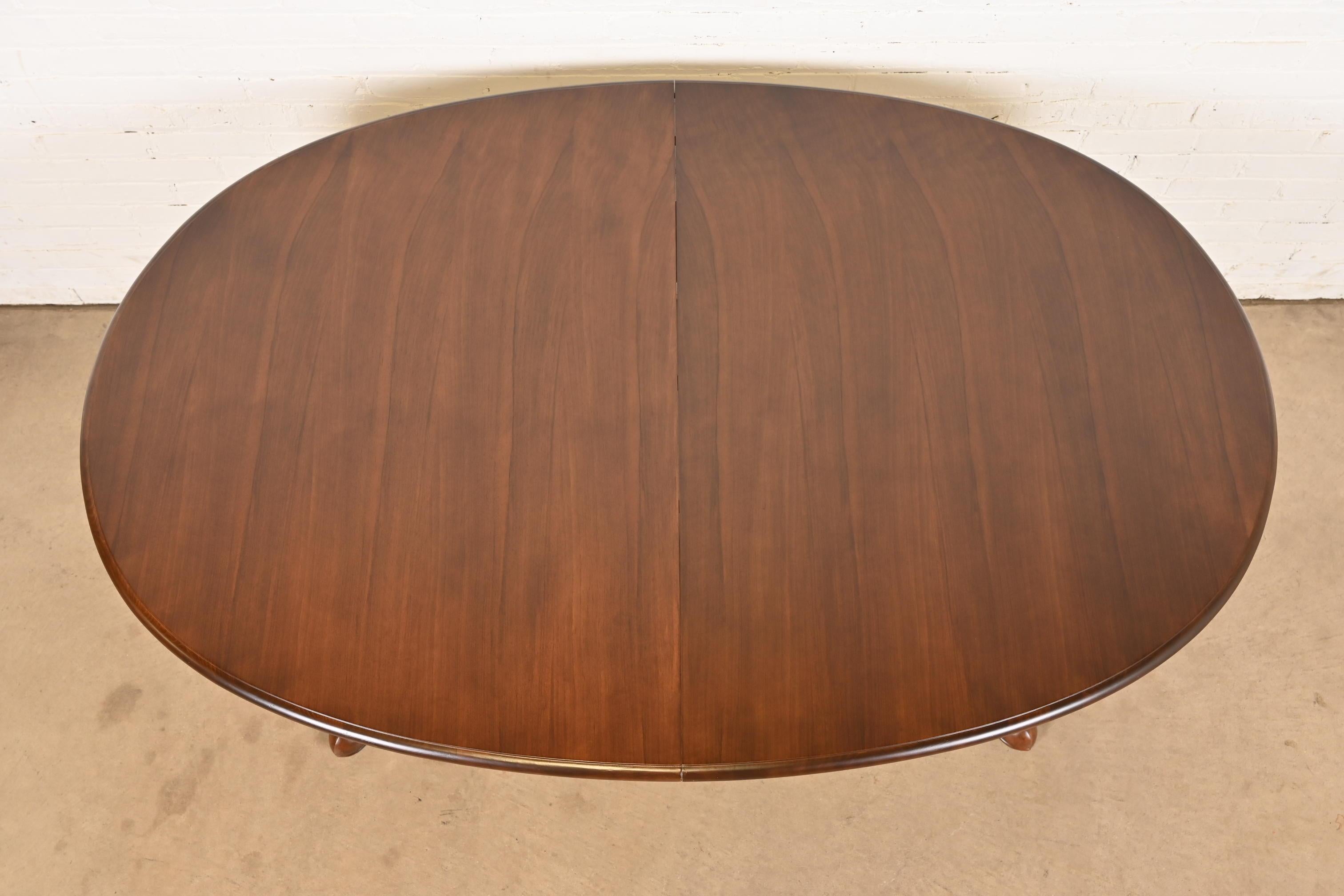 Table de salle à manger géorgienne à double piédestal en bois de cerisier, revernie en vente 3