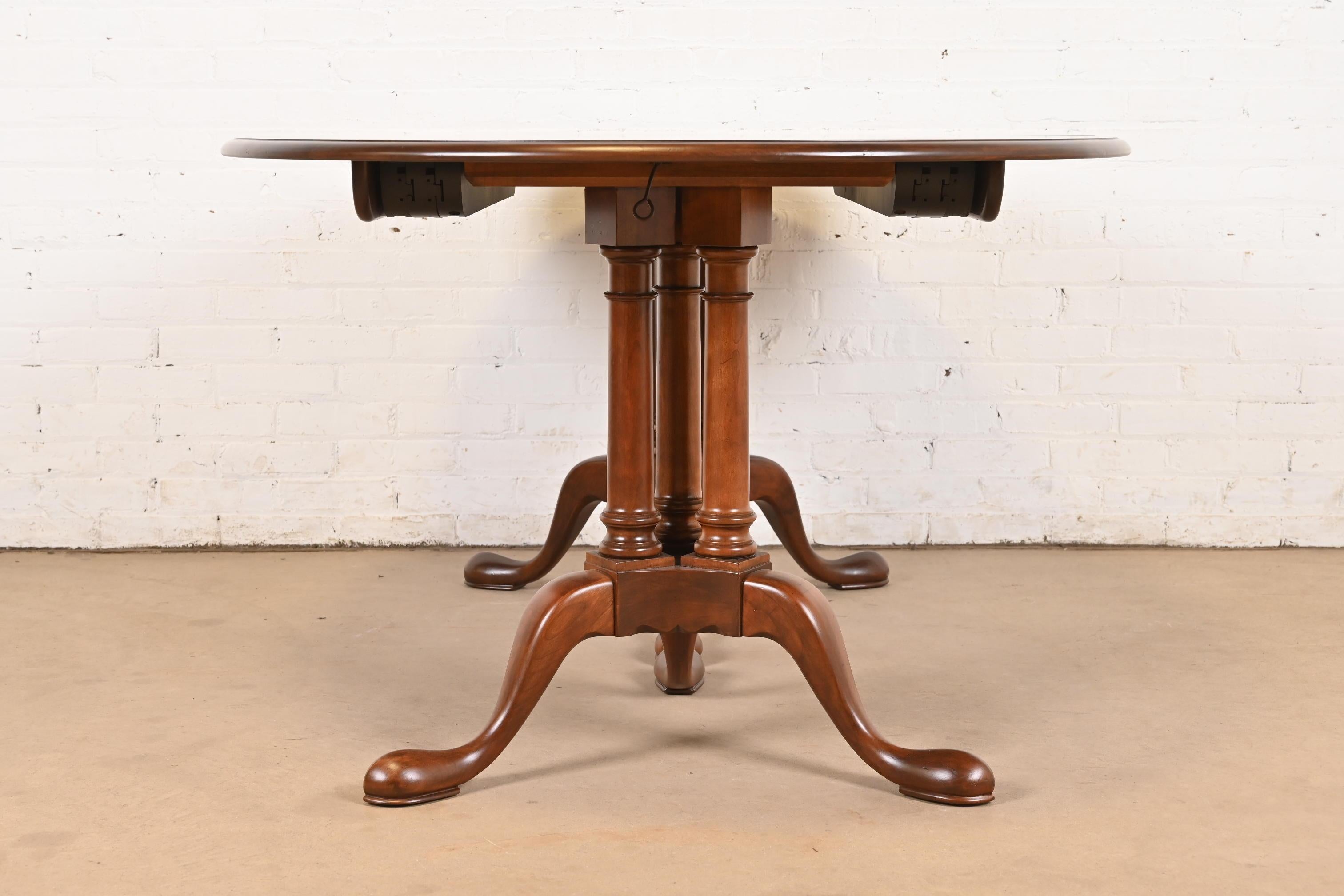 Table de salle à manger géorgienne à double piédestal en bois de cerisier, revernie en vente 4