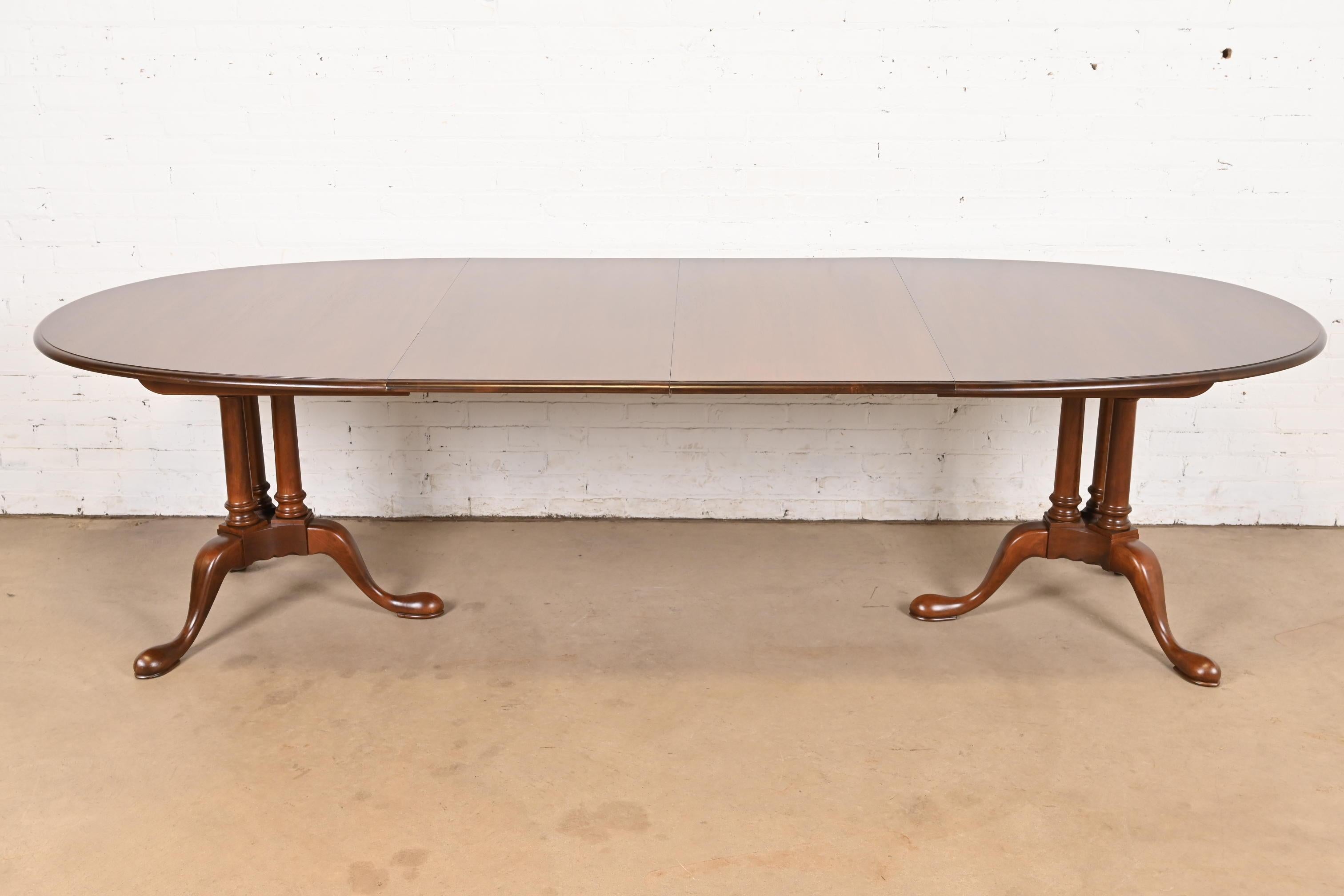 Georgien Table de salle à manger géorgienne à double piédestal en bois de cerisier, revernie en vente