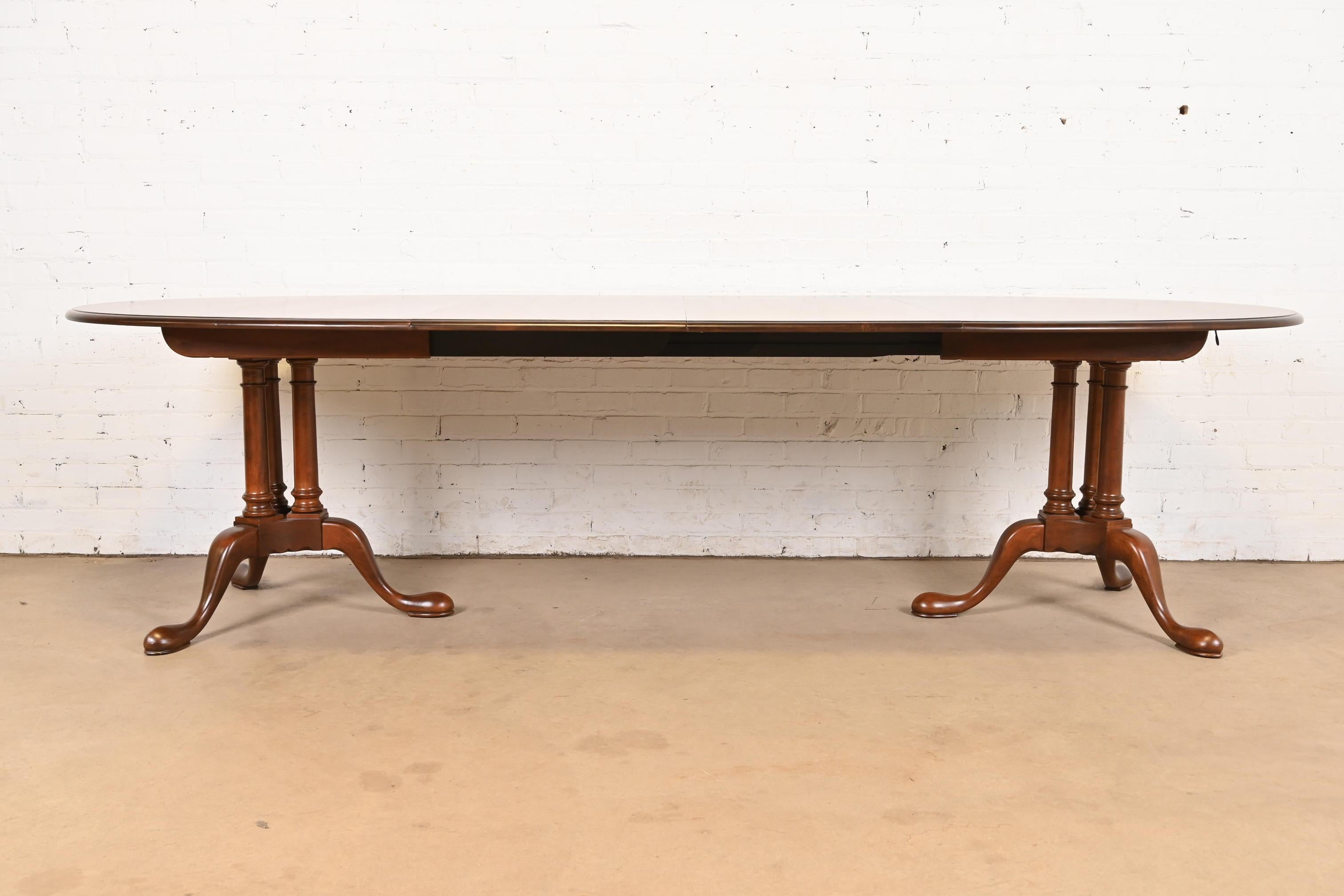 Américain Table de salle à manger géorgienne à double piédestal en bois de cerisier, revernie en vente