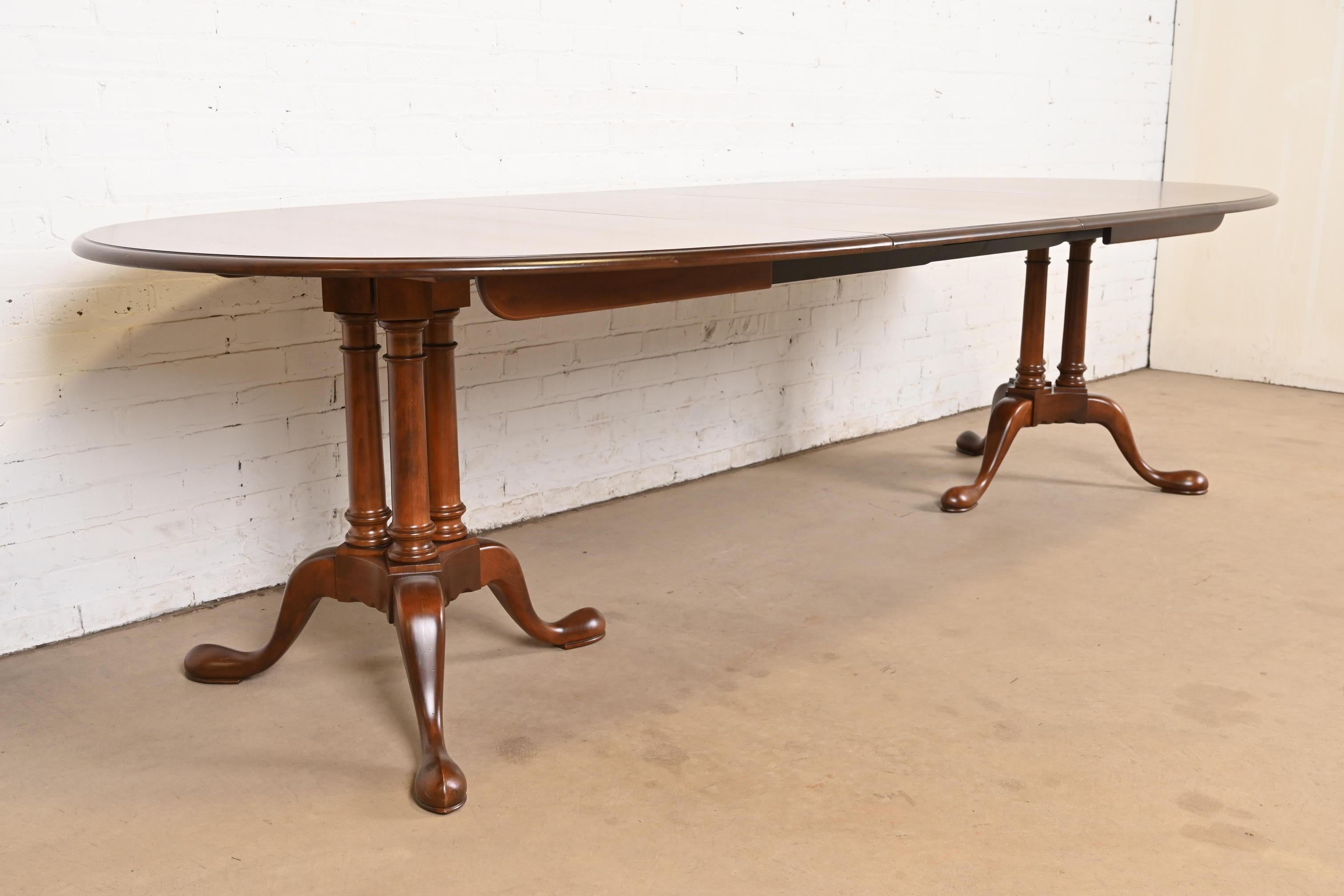 Table de salle à manger géorgienne à double piédestal en bois de cerisier, revernie Bon état - En vente à South Bend, IN