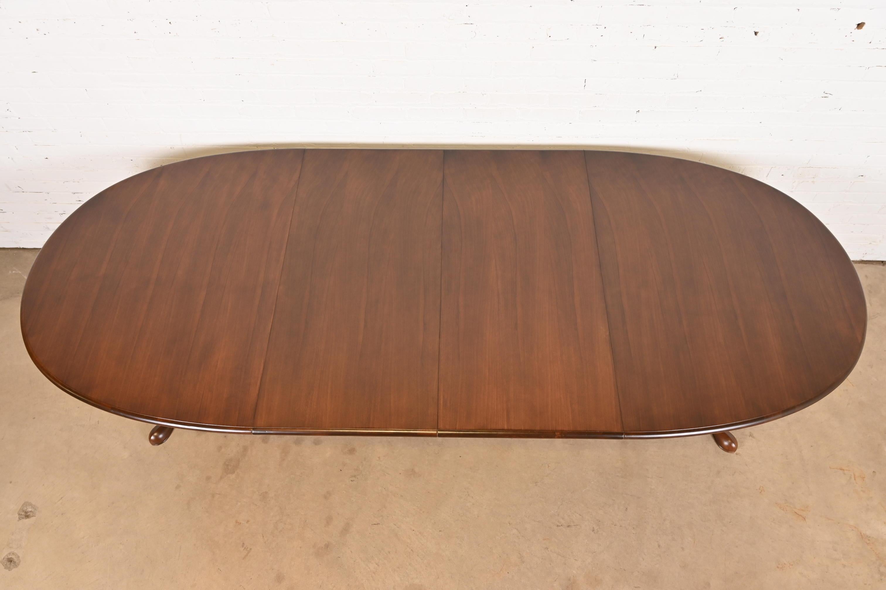 Fin du 20e siècle Table de salle à manger géorgienne à double piédestal en bois de cerisier, revernie en vente