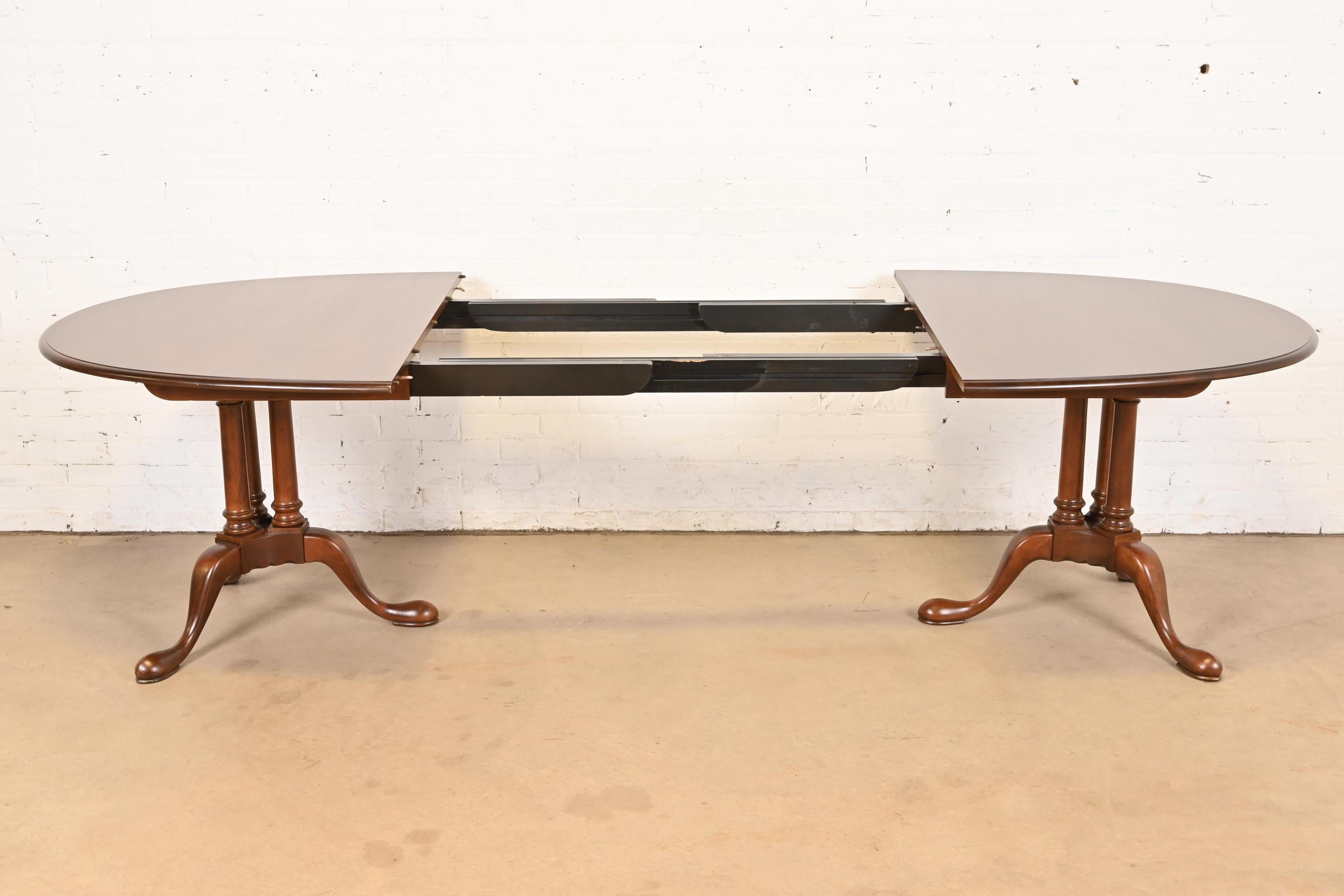 Cerise Table de salle à manger géorgienne à double piédestal en bois de cerisier, revernie en vente