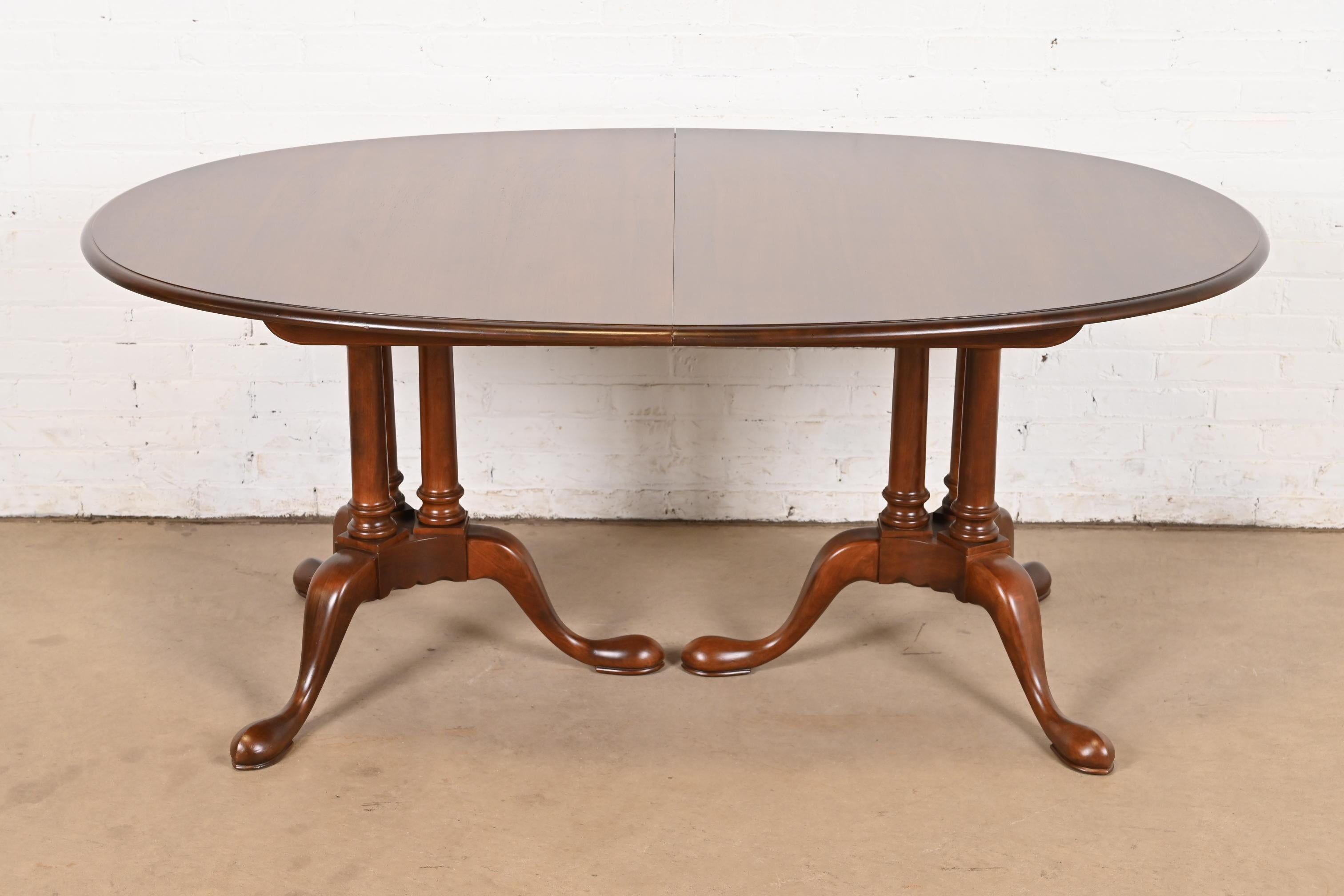 Table de salle à manger géorgienne à double piédestal en bois de cerisier, revernie en vente 1