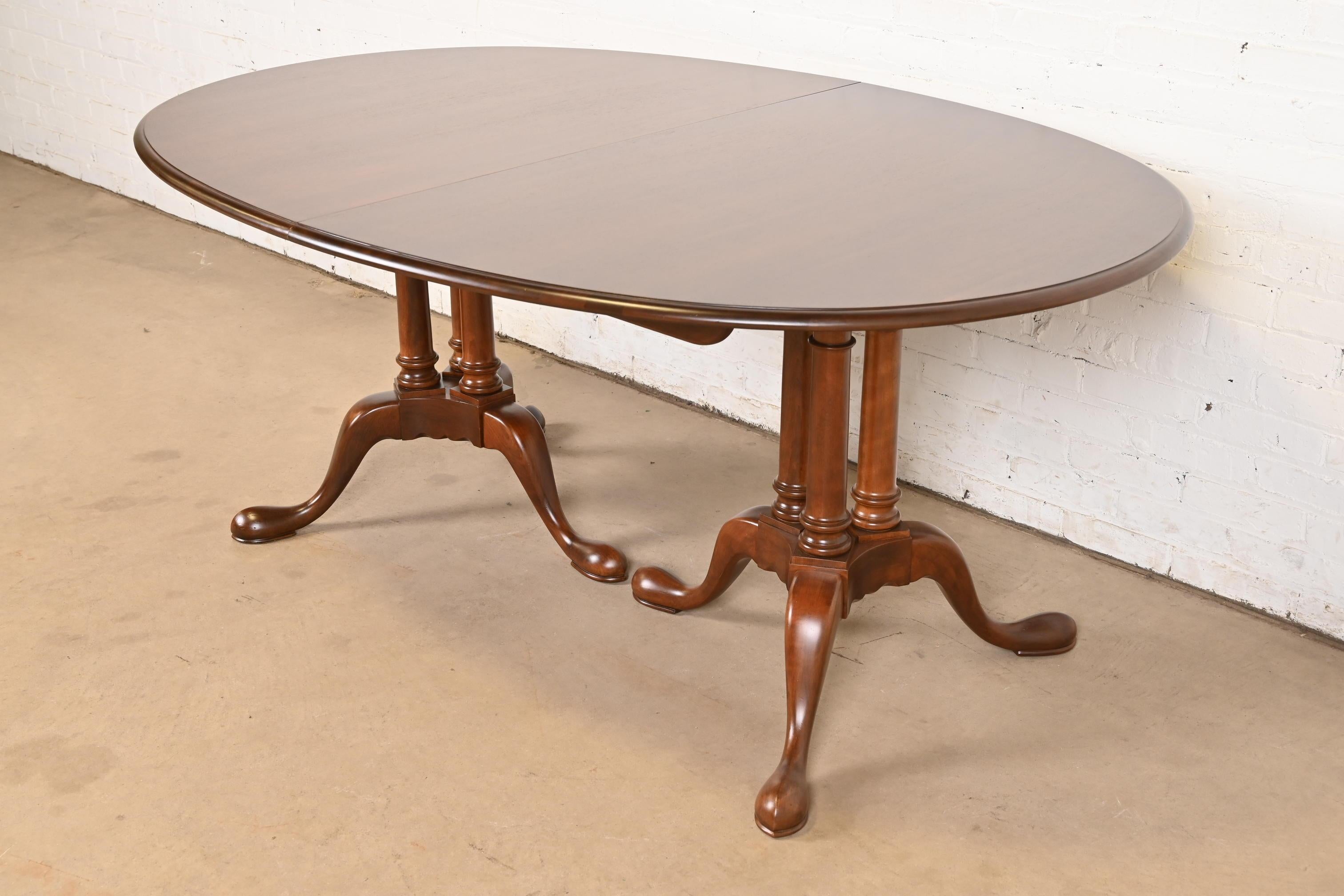 Table de salle à manger géorgienne à double piédestal en bois de cerisier, revernie en vente 2