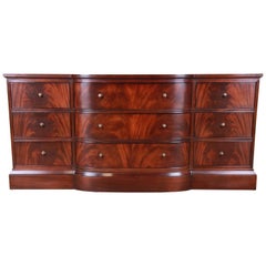 Meuble Baker Georgian Flame Mahogany Bow Front Triple Dresser ou Credenza