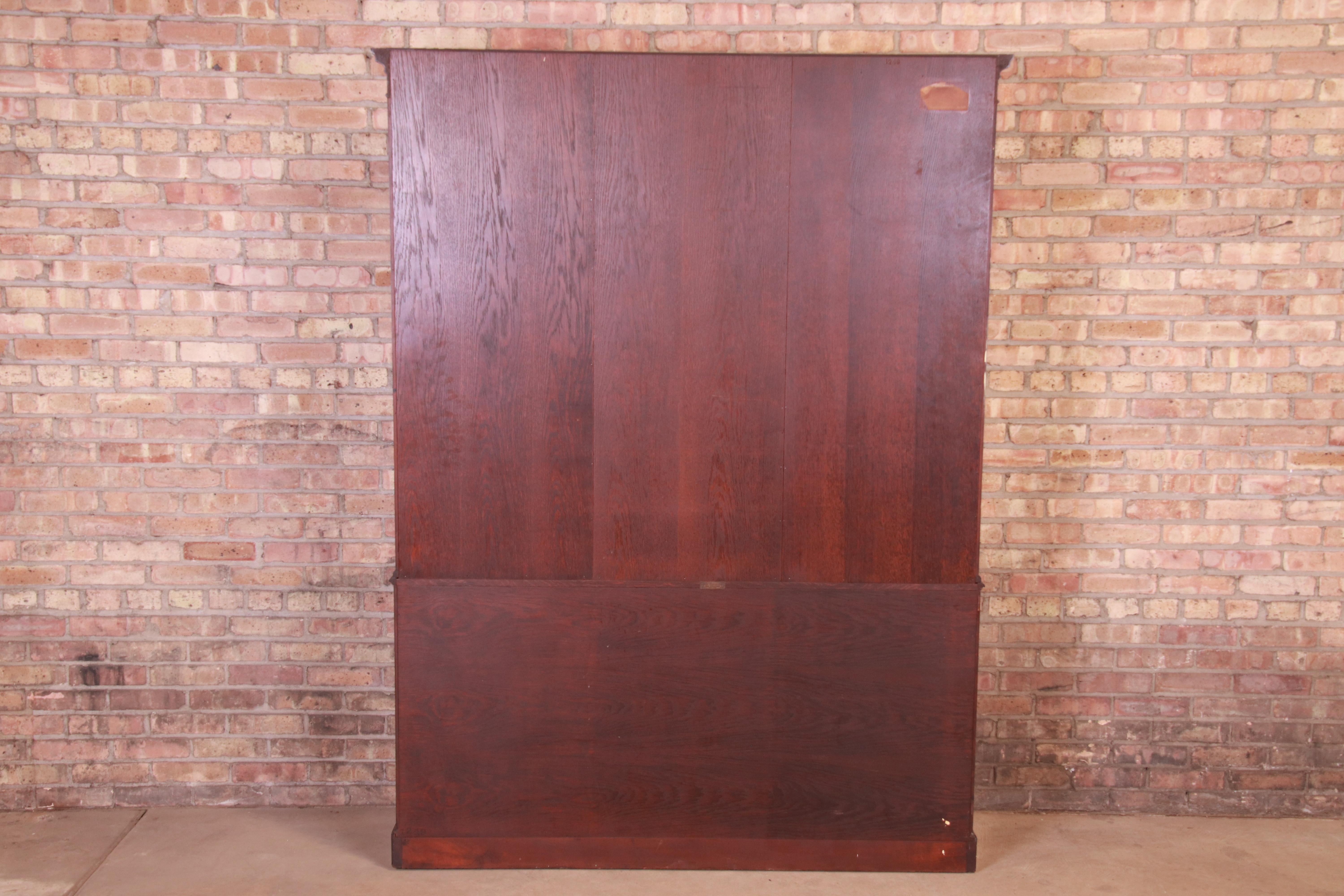 Baker Furniture Georgian Flame Mahogany Breakfront Bookcase Cabinet, circa 1940s 1