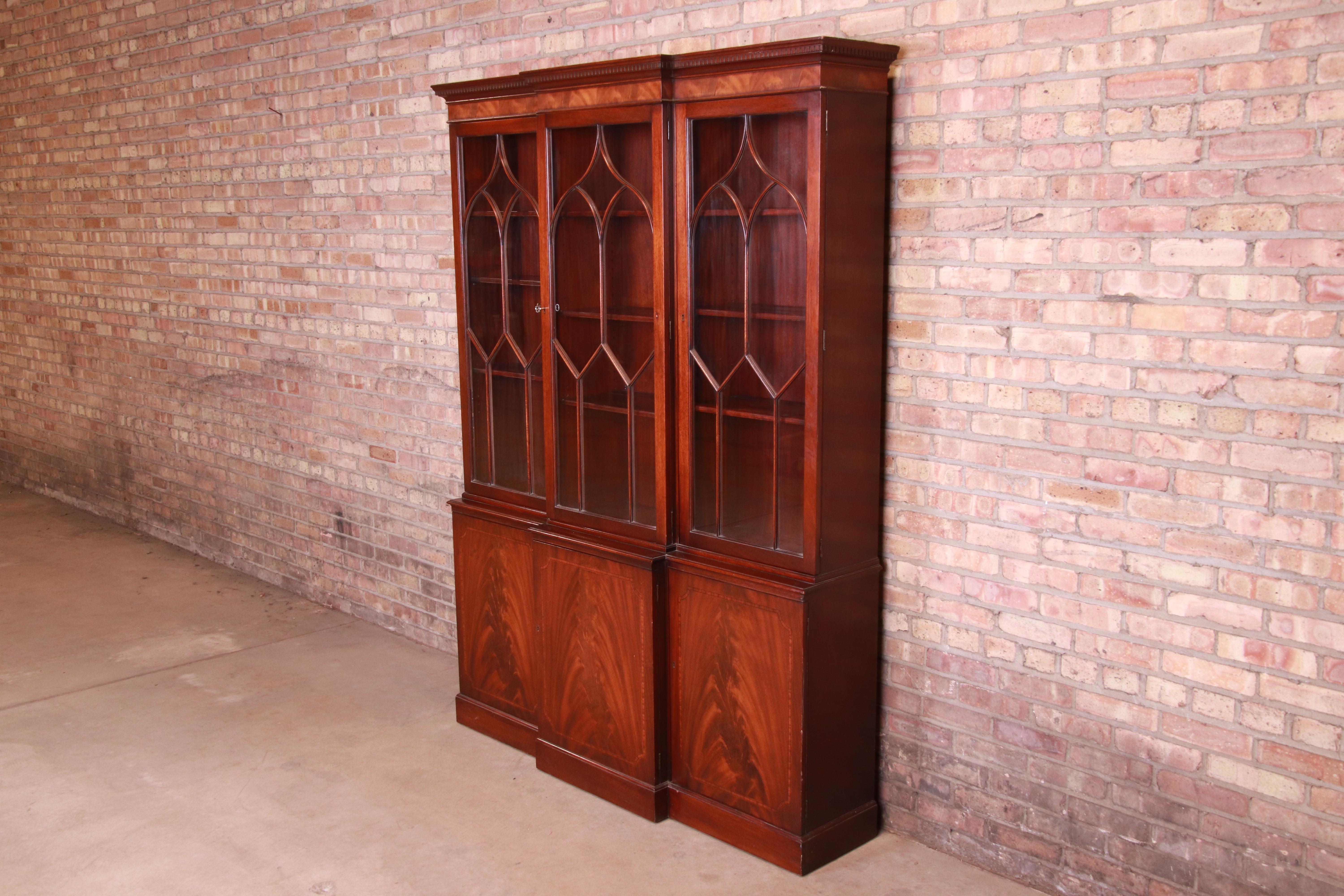 An exceptional Georgian style breakfront bookcase cabinet

By Baker Furniture

Retailed by John Wanamaker of New York City

USA, circa 1940s

Book-matched flame mahogany, with glass front doors.

Measures: 58.38
