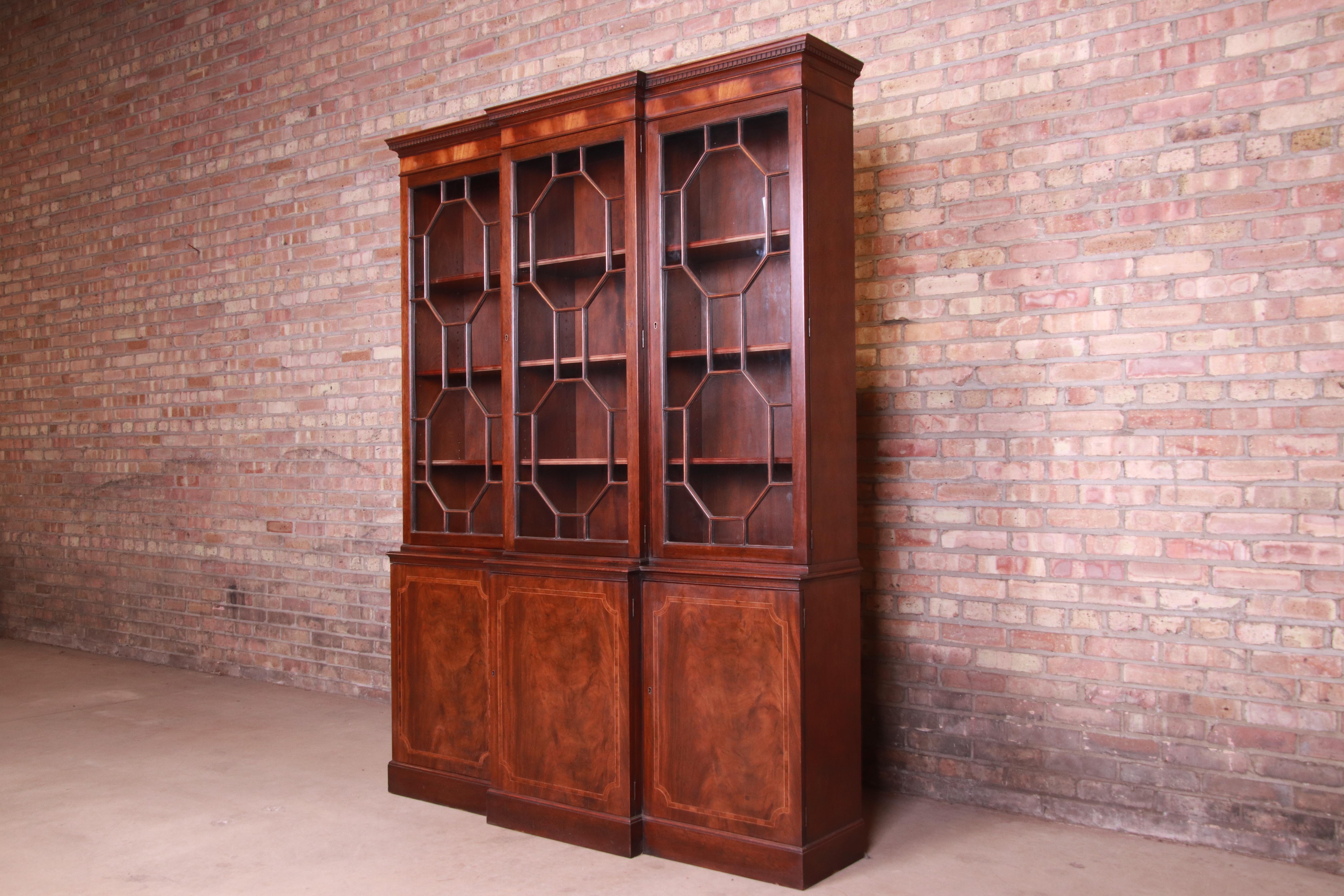 A gorgeous Georgian style breakfront bookcase cabinet

By Baker Furniture

USA, circa 1940s

Book-matched flame mahogany, with mullioned glass front doors.

Measures: 58.38