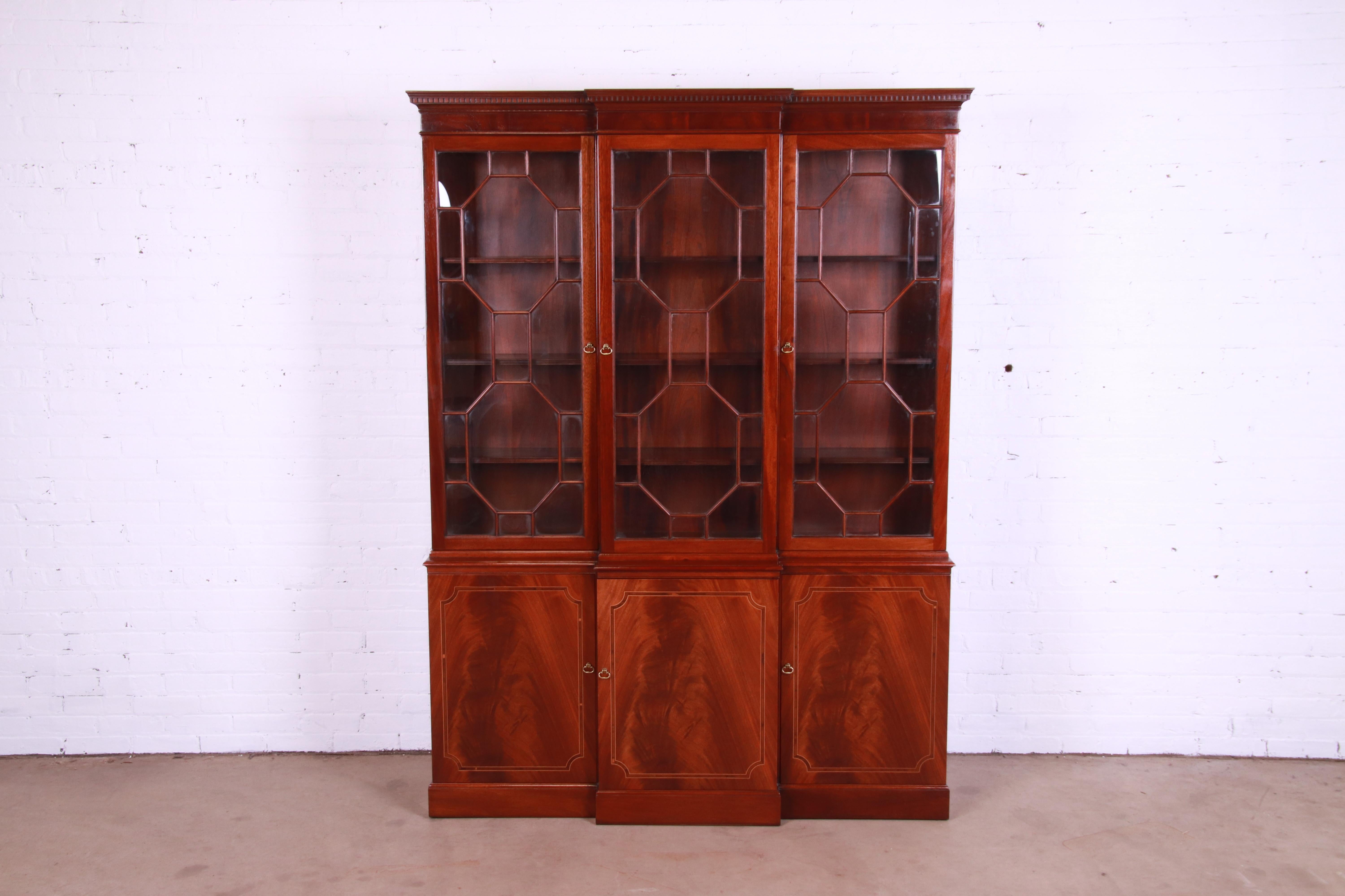 A gorgeous Georgian style breakfront bookcase cabinet

By Baker Furniture

USA, Mid-20th Century

Book-matched flame mahogany, with satinwood inlay, mullioned glass front doors, and original brass hardware.

Measures: 59.5