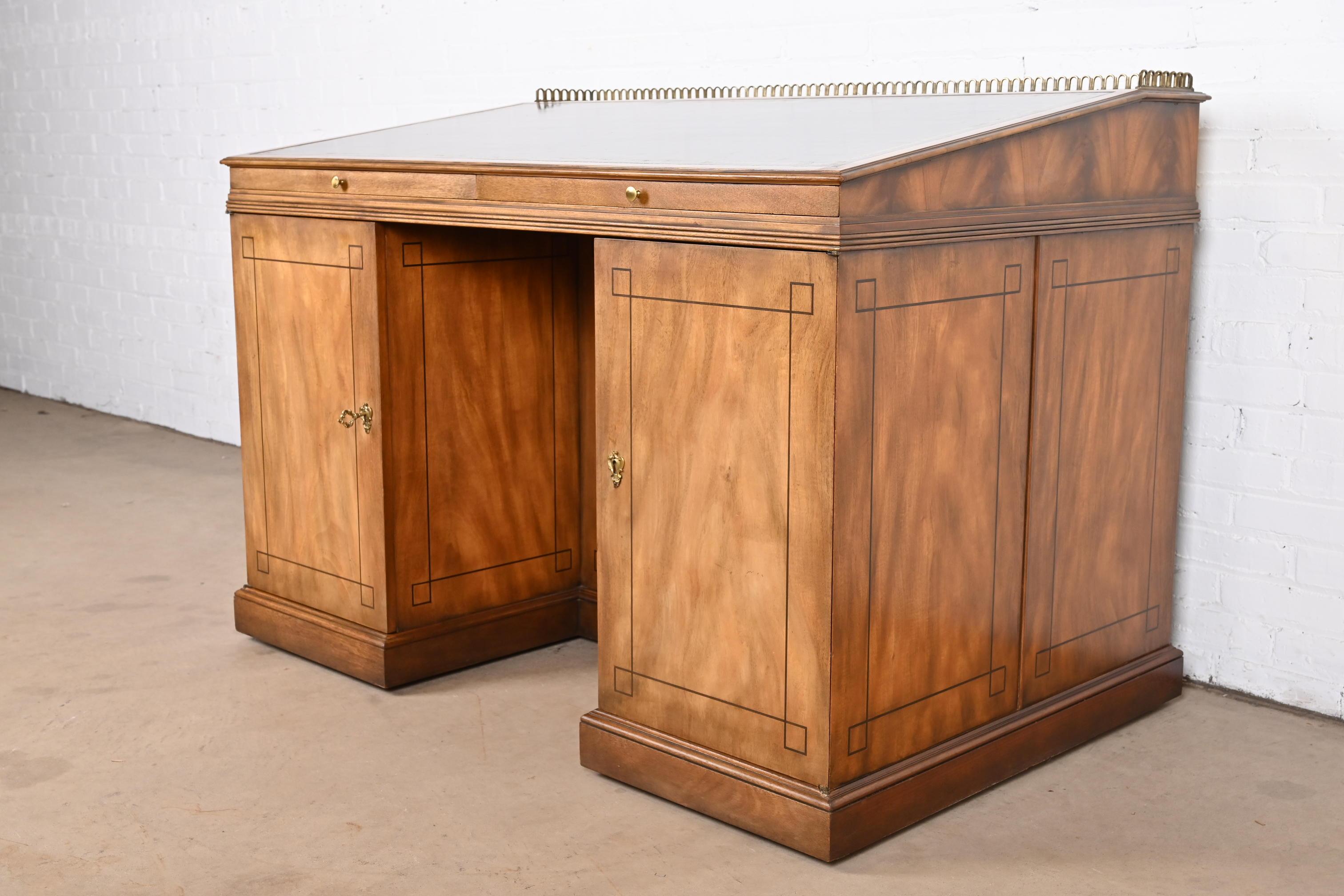 Architekten-Schreibtisch aus georgianischem geflammtem Mahagoni mit schräger Front von Baker Furniture (amerikanisch) im Angebot