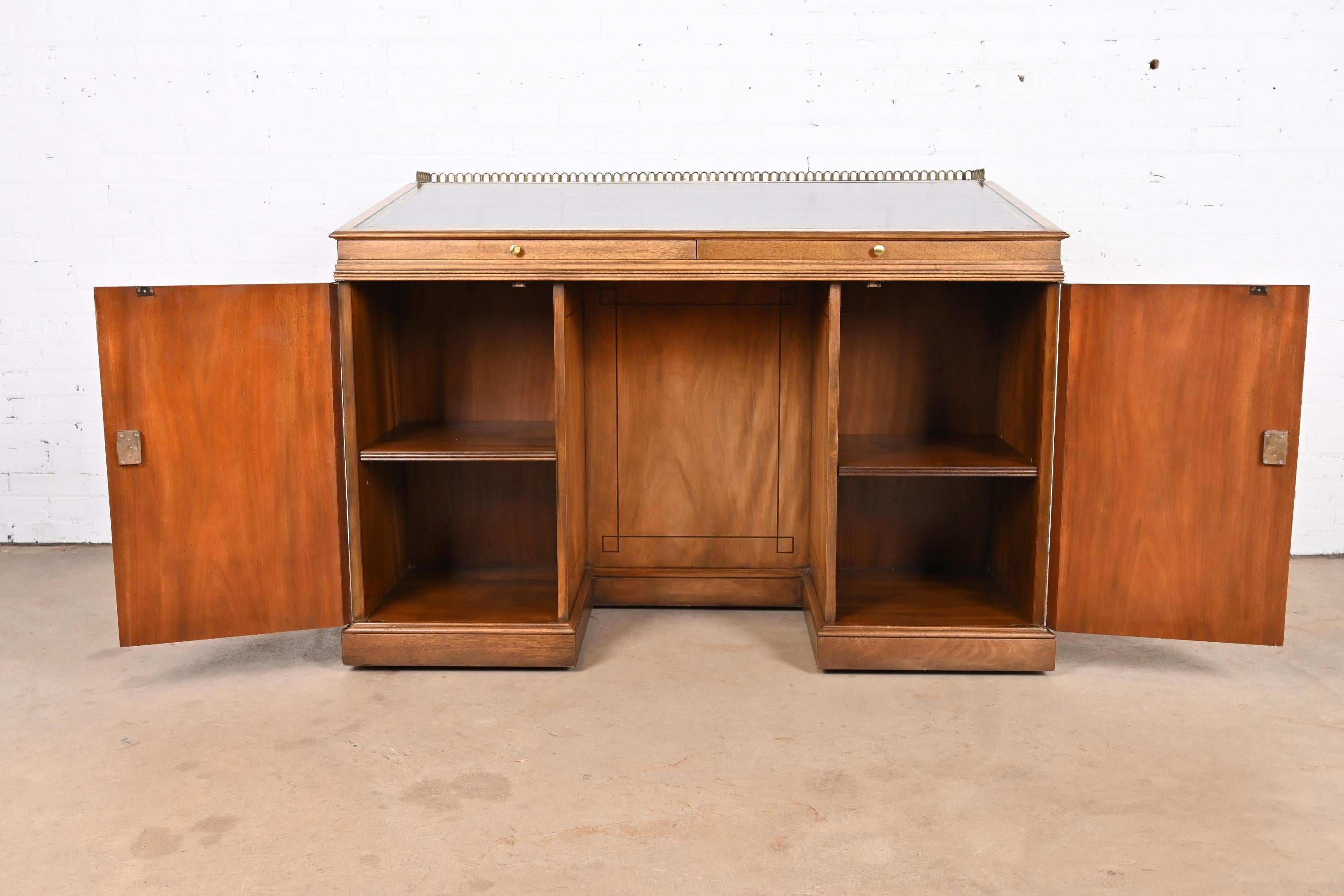 Architekten-Schreibtisch aus georgianischem geflammtem Mahagoni mit schräger Front von Baker Furniture (Messing) im Angebot