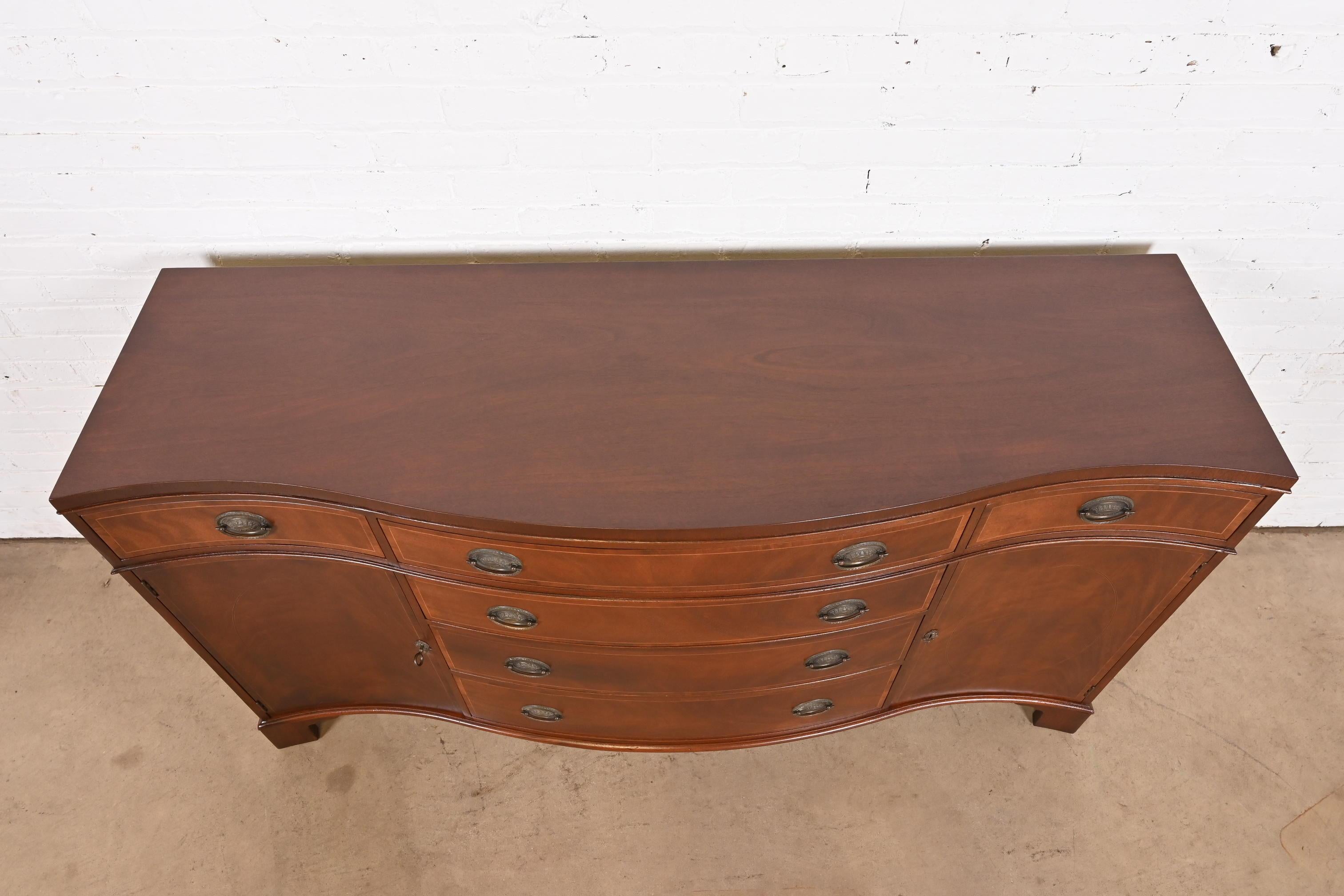 Baker Furniture Credenza con fronte a serpentina in mogano Georgian Flame in vendita 3