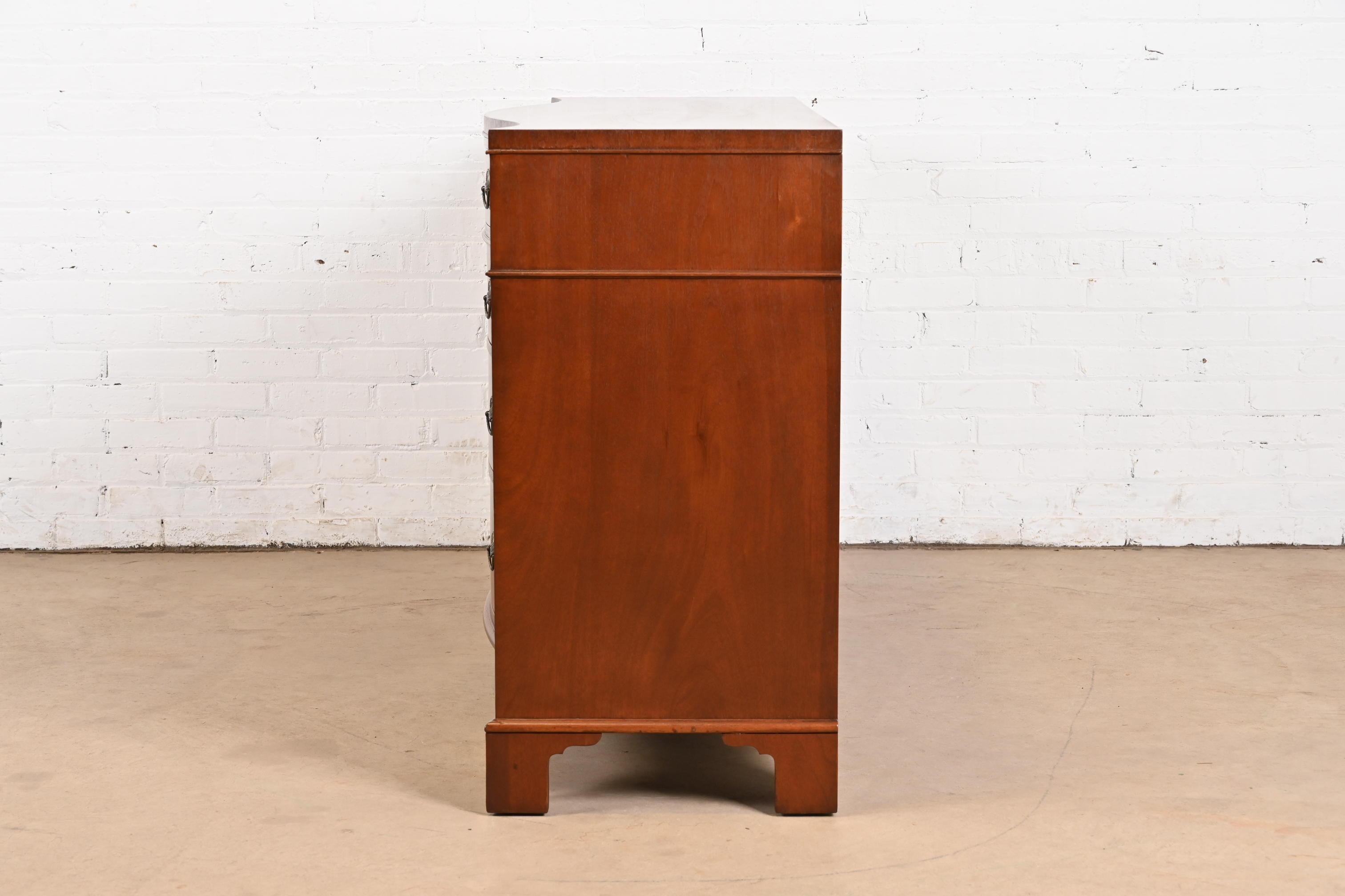 Baker Furniture Credenza con fronte a serpentina in mogano Georgian Flame in vendita 4