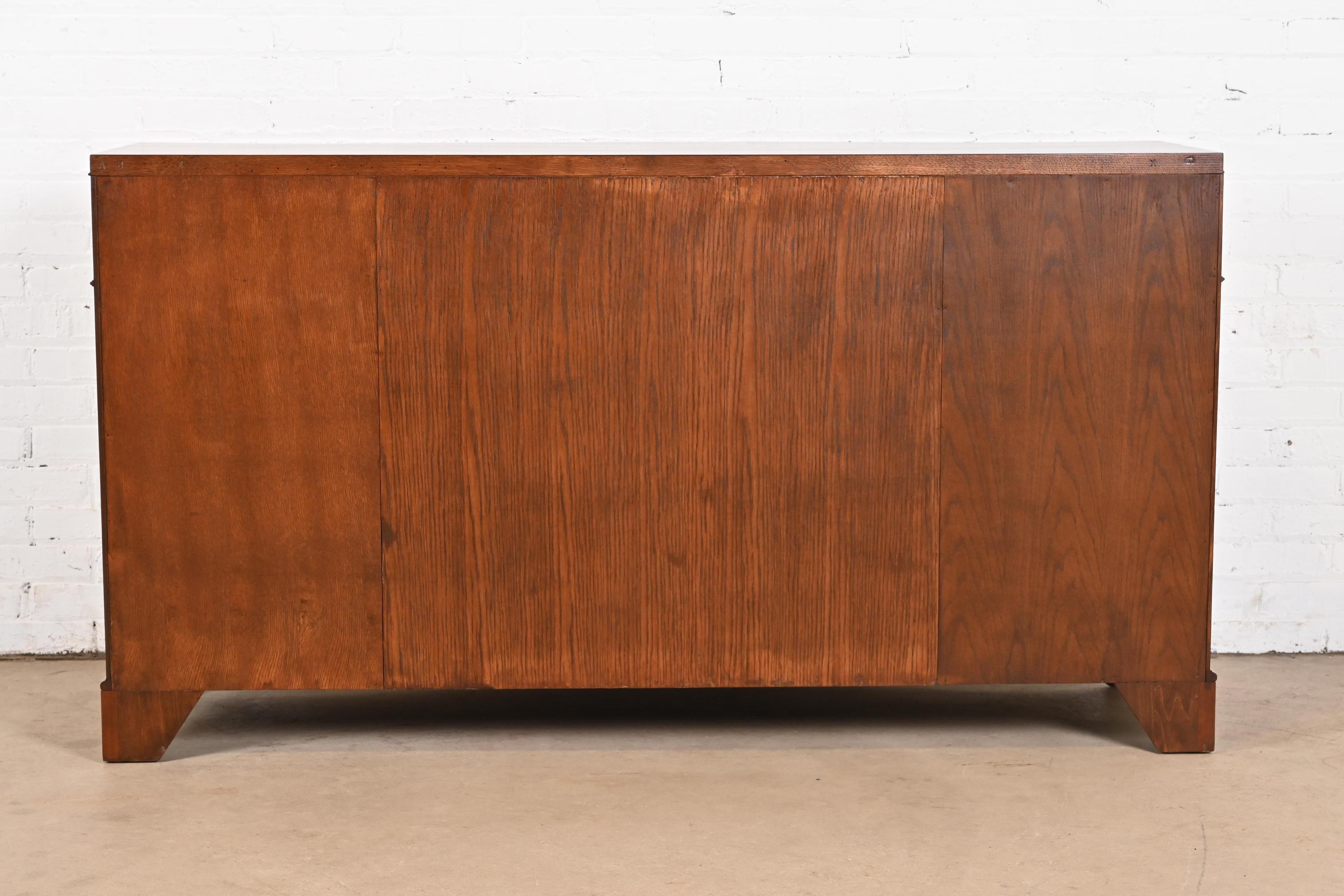 Baker Furniture Credenza con fronte a serpentina in mogano Georgian Flame in vendita 5