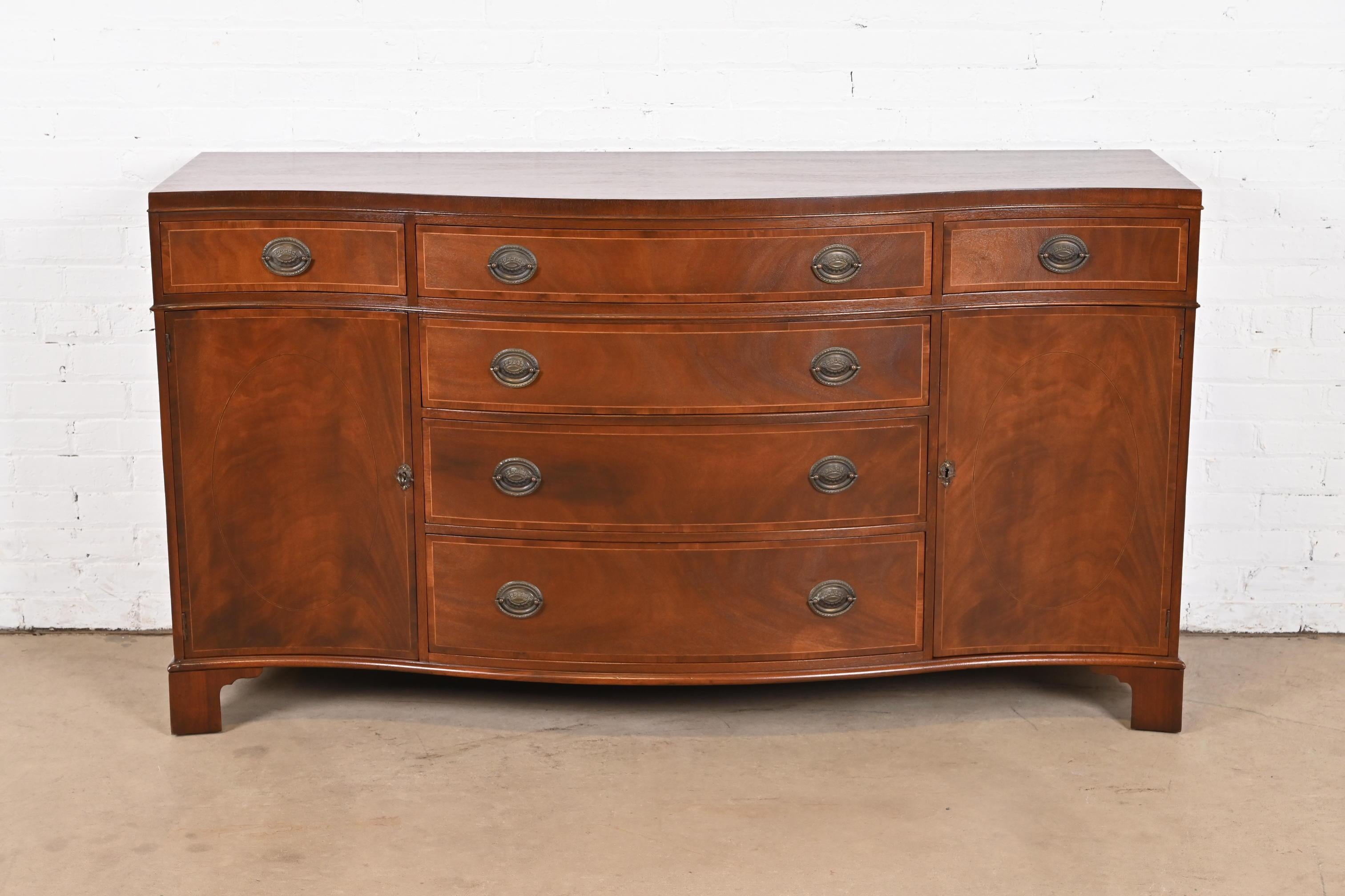 Georgiano Baker Furniture Credenza con fronte a serpentina in mogano Georgian Flame in vendita