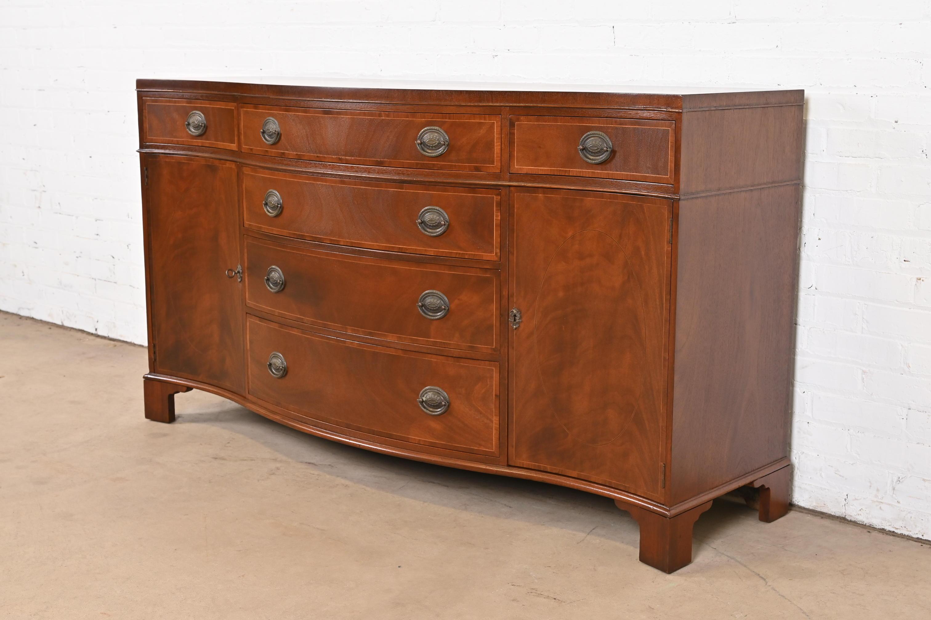 Americano Baker Furniture Credenza con fronte a serpentina in mogano Georgian Flame in vendita