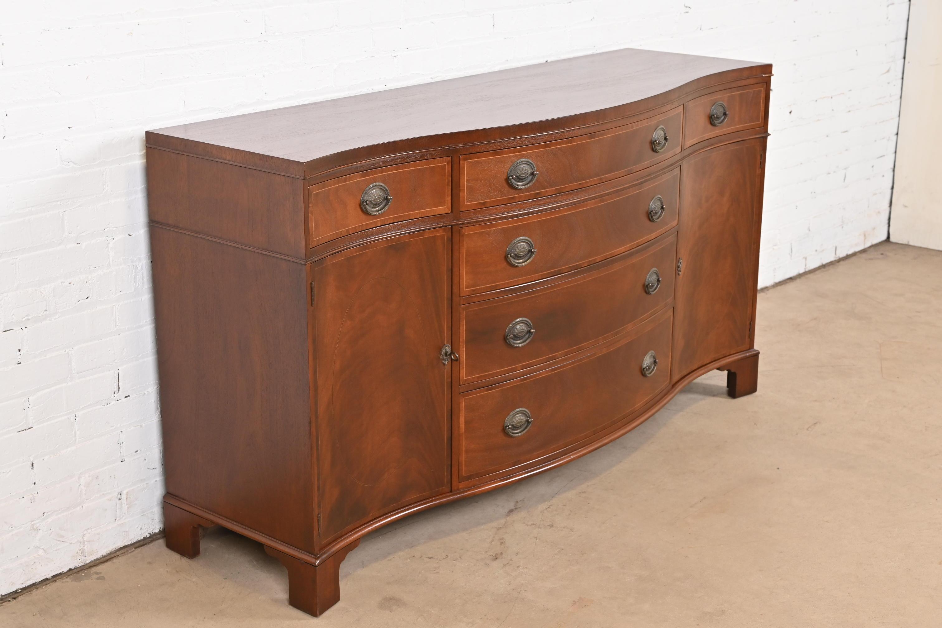 Baker Furniture Credenza con fronte a serpentina in mogano Georgian Flame In condizioni buone in vendita a South Bend, IN