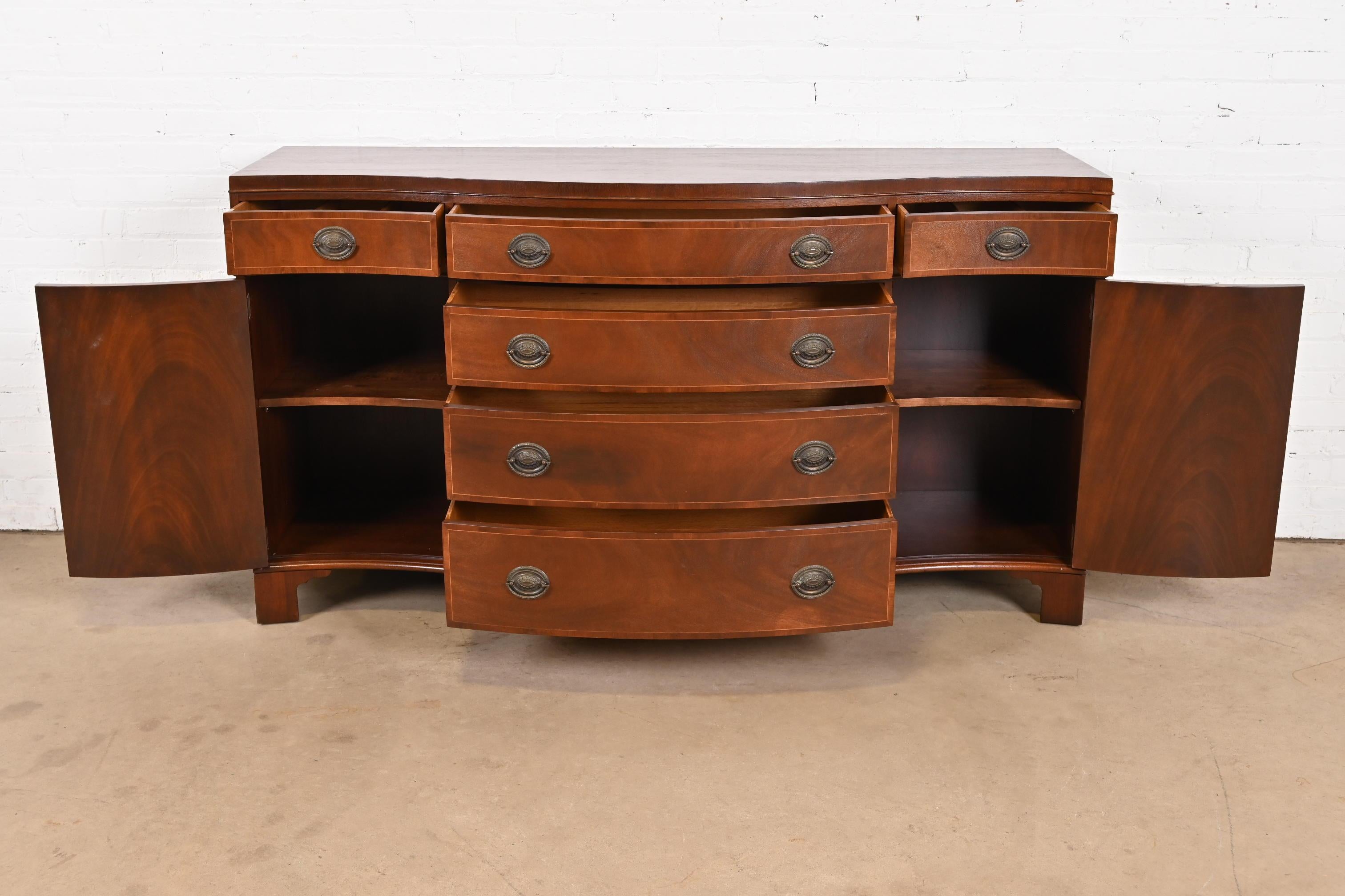 Metà XX secolo Baker Furniture Credenza con fronte a serpentina in mogano Georgian Flame in vendita