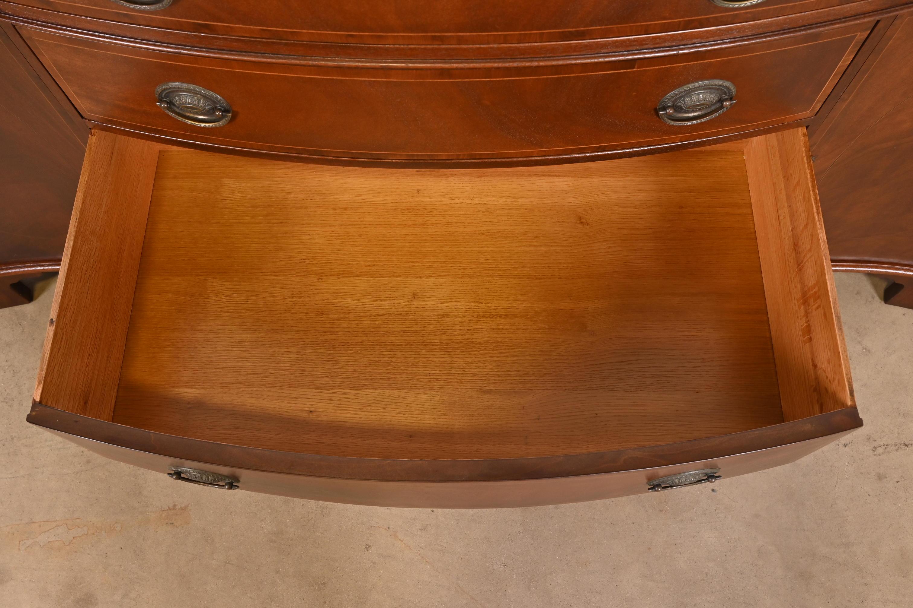 Ottone Baker Furniture Credenza con fronte a serpentina in mogano Georgian Flame in vendita